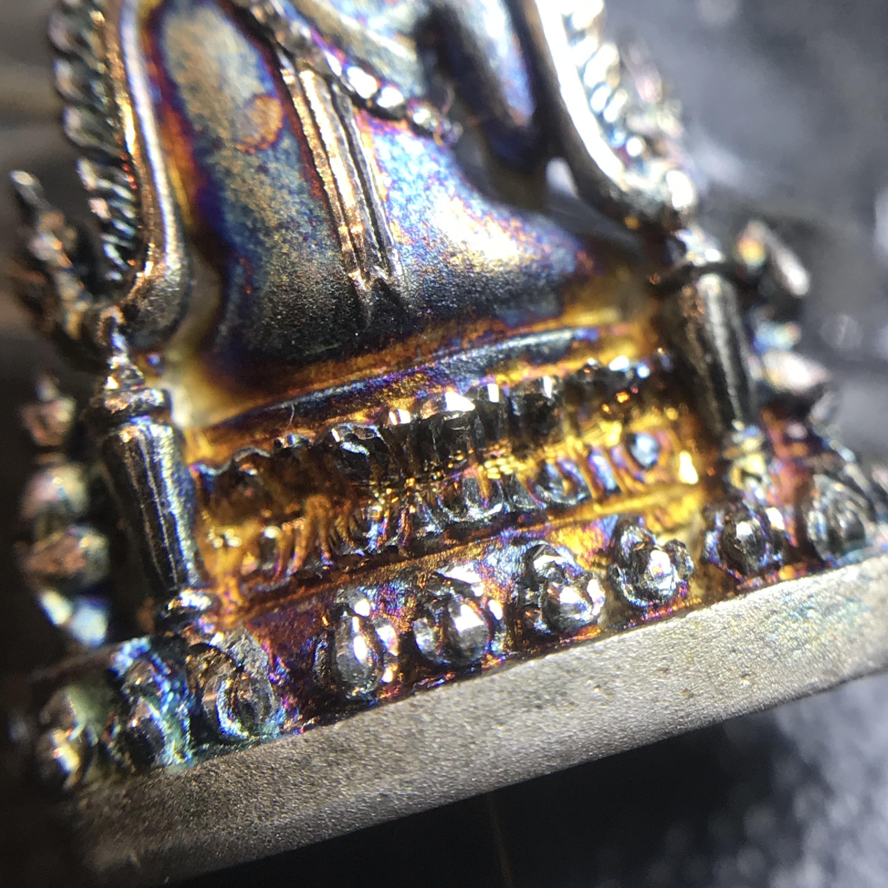 พระพุทธชินราช(จำลอง) ภปร 84 พรรษา เนื้อเงินชุบทองคำขาว พิมพ์เล็กขนาดหน้าตัก 1/4 นิ้ว สภาพผิวเดิมขึ้นผิวรุ้งสวยงาม