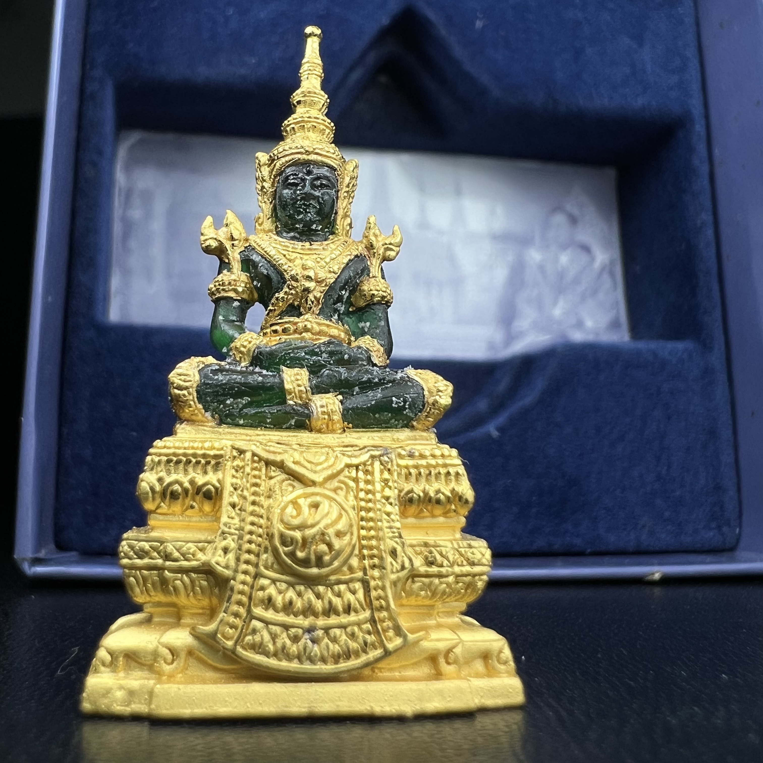 พระแก้วมรกต ภปร. จัดสร้างโดย รพ.ภูมิพลฯ ปี2547 ลอยองค์ขนาดหน้าตัก 1/2 นิ้ว เนื้อเรซิ่นหุ้มทองคำ99.99 งดงามทรงคุณค่าอีกหนึ่งรุ่นยอดนิยม หายาก