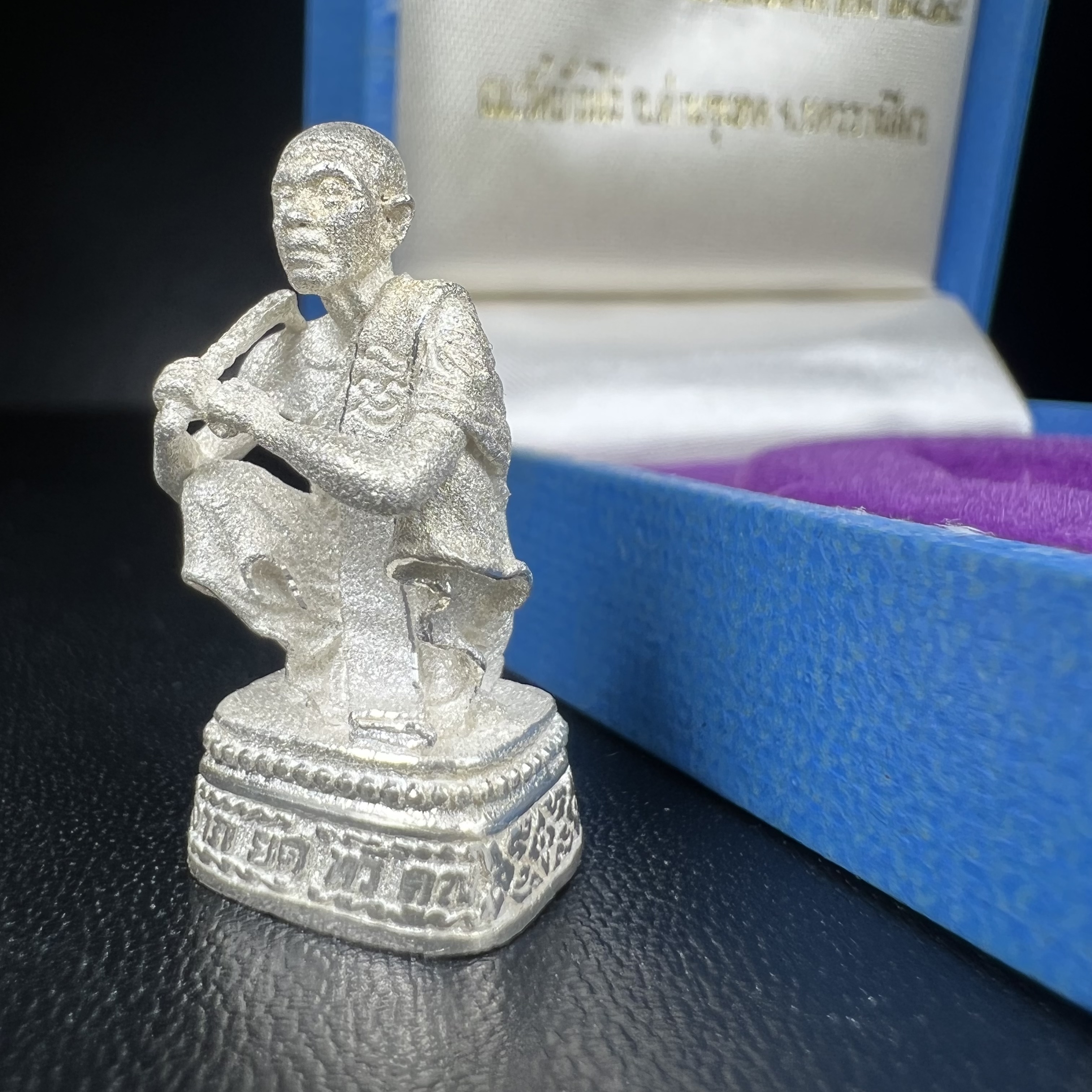 รูปหล่อหลวงพ่อคูณ รุ่นลาภ ยศ ทวีคูณ ปี2538 เนื้อเงินพ่นทรายประกายเพชร พร้อมกล่องบรรจุเดิมครบ(สภาพสวยเดิม นิยม)