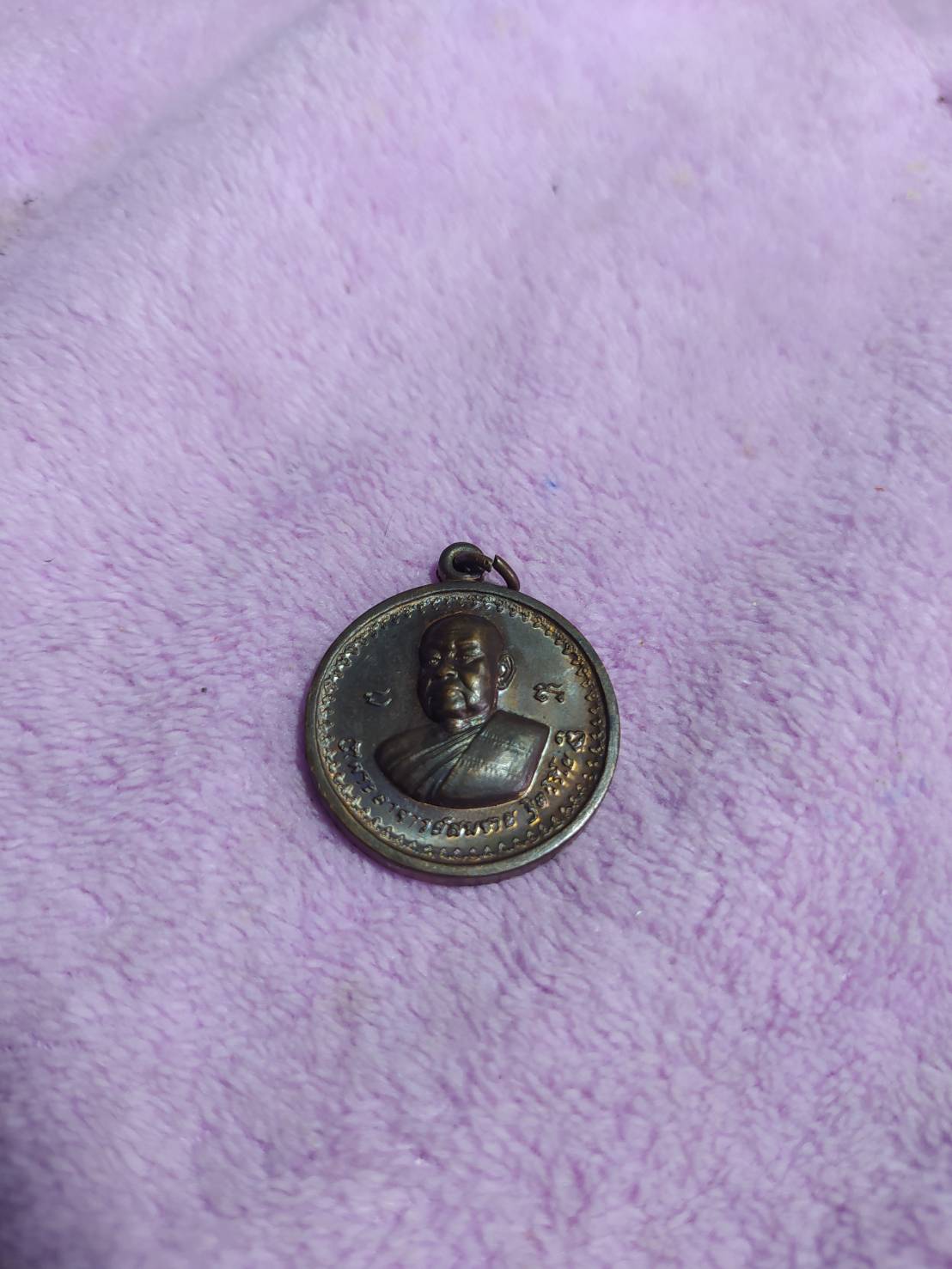 พระอาจารย์สมชาย ฐิตวิริโย วัดเขาสุกิม อ.ท่าใหม่ จ.จันทบุรี ด้านหลัง สมเด็จพระเจ้าตากสินมหาราช