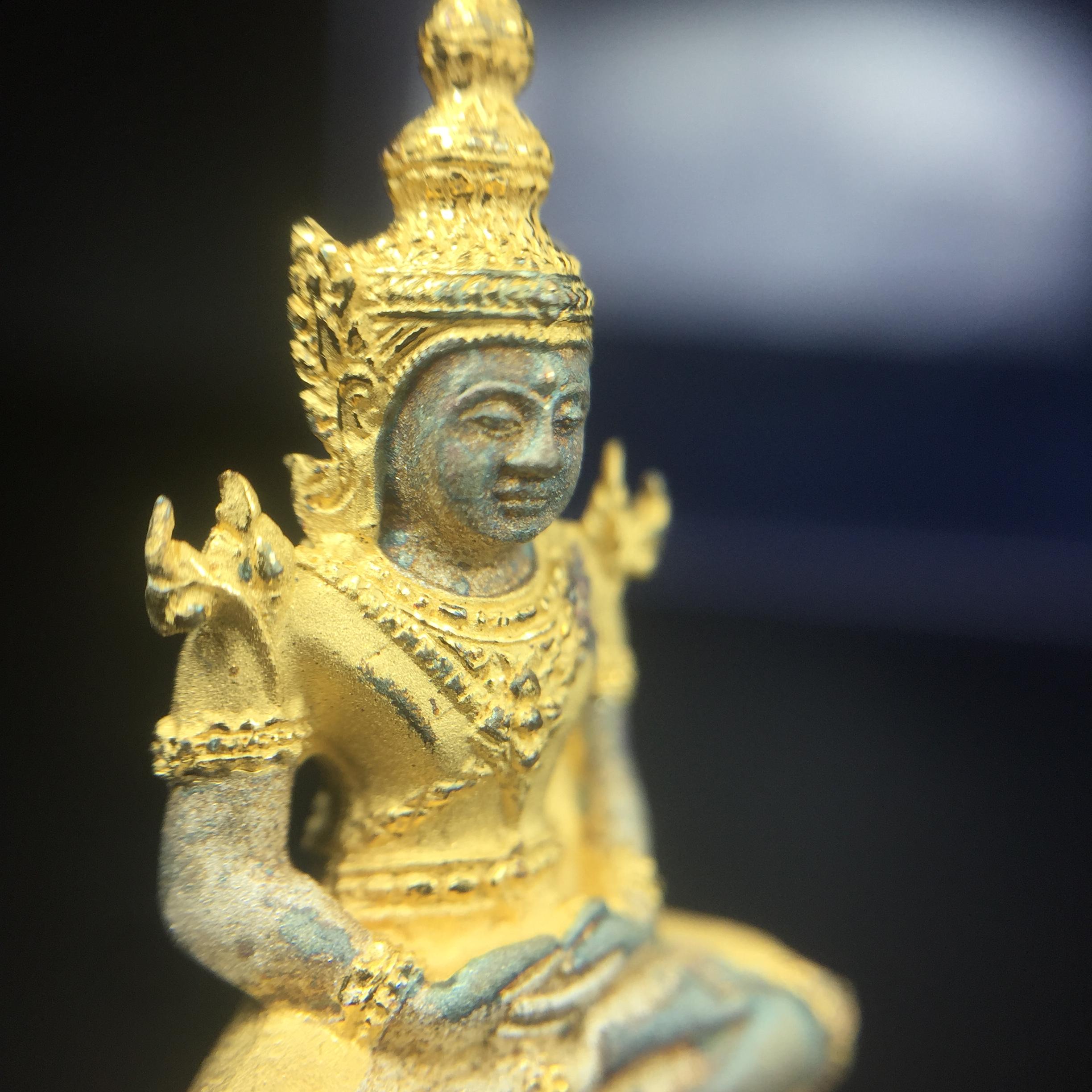 พระแก้วมรกต ภปร. ปี2547 จัดสร้างโดย รพ.ภูมิพลฯ เนื้อเงิน (3 กษัตริย์)ลอยองค์ หน้าตัก 1/2 นิ้ว (สภาพผิวเดิม ขึ้นสีรุ้งธรรมชาติ แบบนิยม) (1ใน3000องค์)