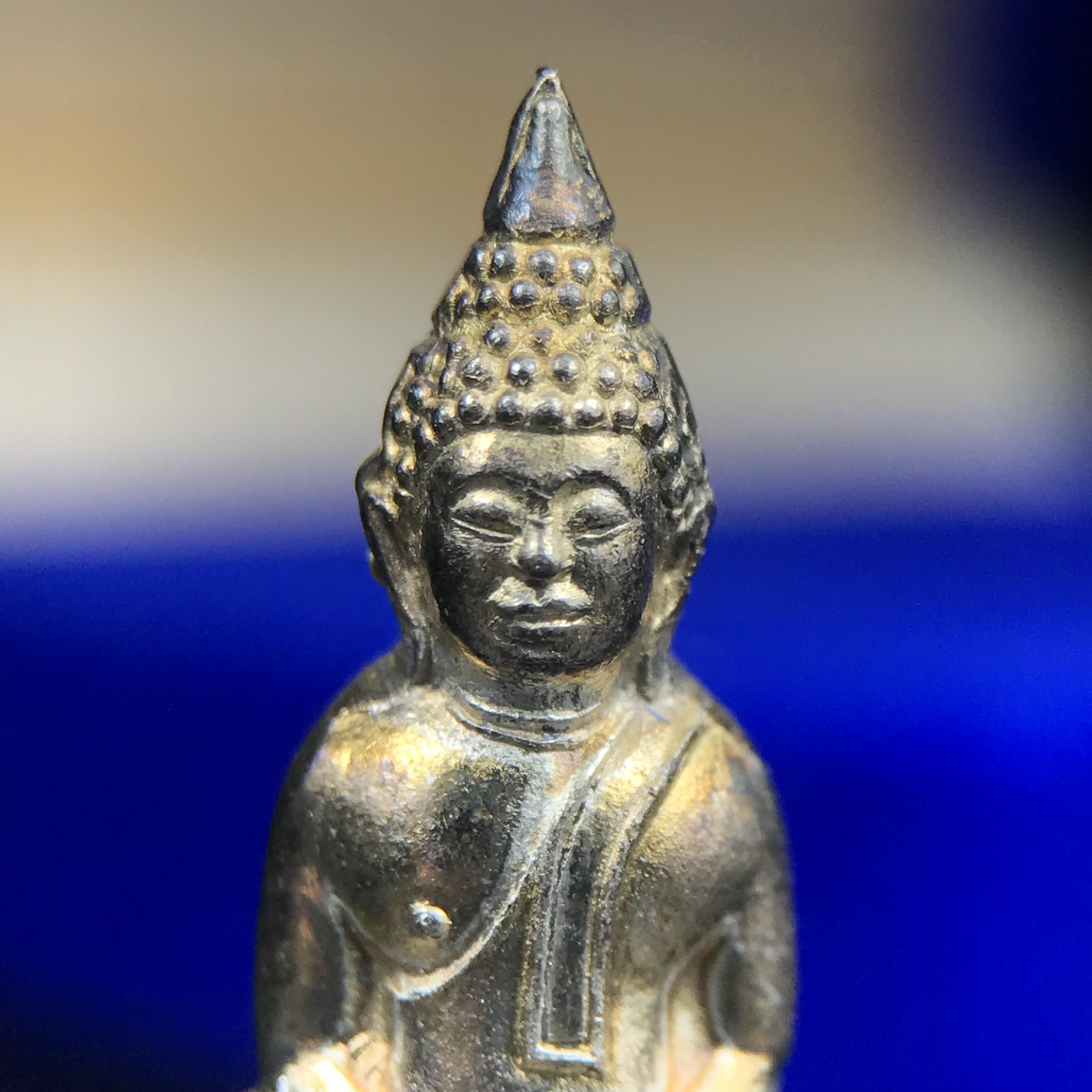 พระกริ่งหลวงพ่อโสธร ภปร. รุ่นกาญจนาภิเษก จัดสร้างในมงคลวโรกาสที่พระบาทสมเด็จพระเจ้าอยู่หัวรัชกาลที่9 เสด็จเถลิงถวัลย์สิริราชสมบัติ ครบ 50 ปี ในพุทธศักราช 2539 เนื้อเงิน(ผิวเดิมสวย)(พิธีใหญ่เข้มขลัง)1 ใน 9950 องค์