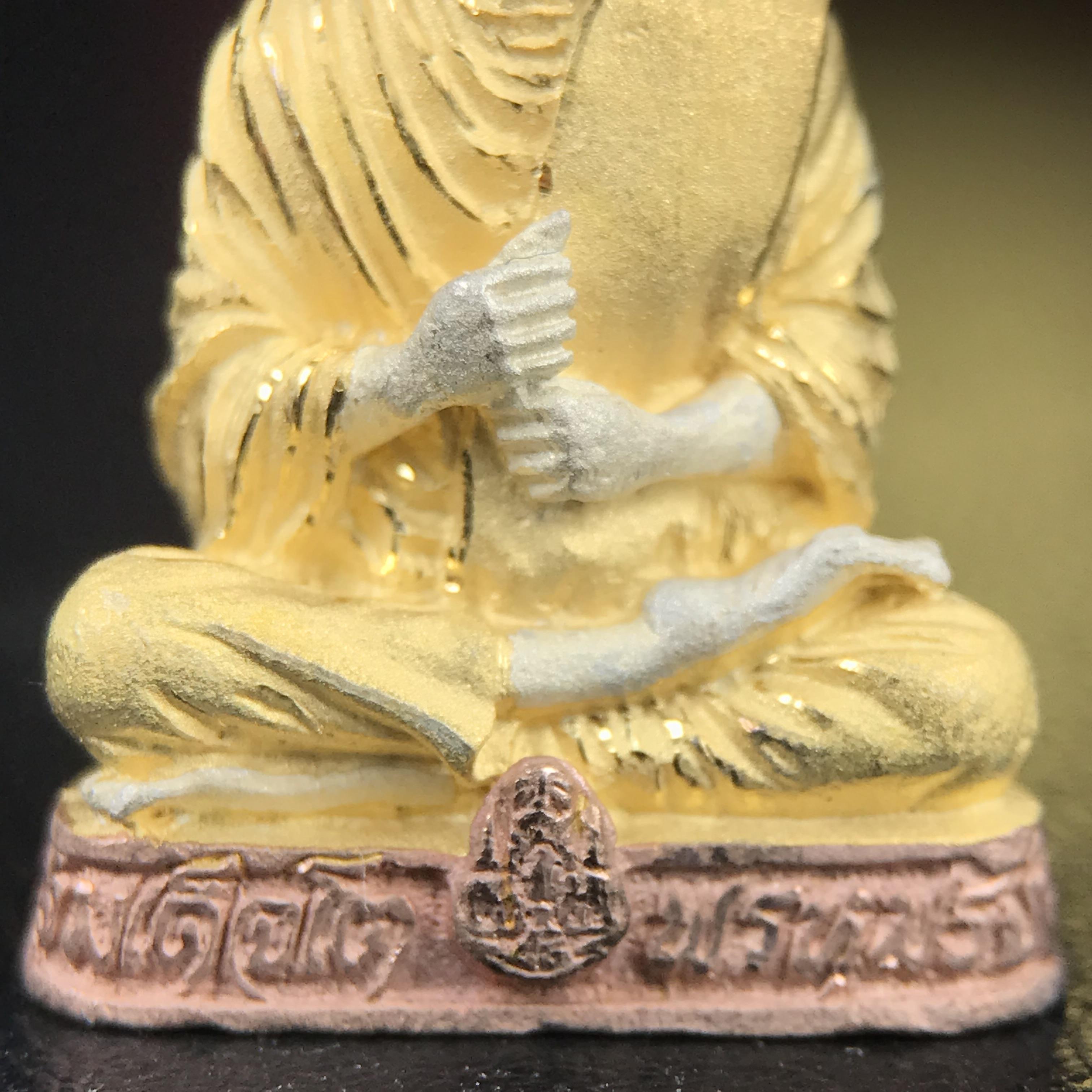 รูปเหมือนสมเด็จพระพุฒาจารย์ (โต พรหมรังสี)วัดใหม่อมตรส บางขุนพรหม ปี2540 รุ่นกาญจนาภิเษก จัดสร้างในวโรกาสที่รัชกาลที่ 9 ทรงครองสิริราชสมบัติ ครบ 50ปี ลอยองค์พิมพ์ใหญ่ เนื้อเงินบริสุทธิ์ 99.9% แบบชุบสามกษัตริย์ขัดเงาบางส่วน พร้อมกล่องบรรจุเดิมครบ