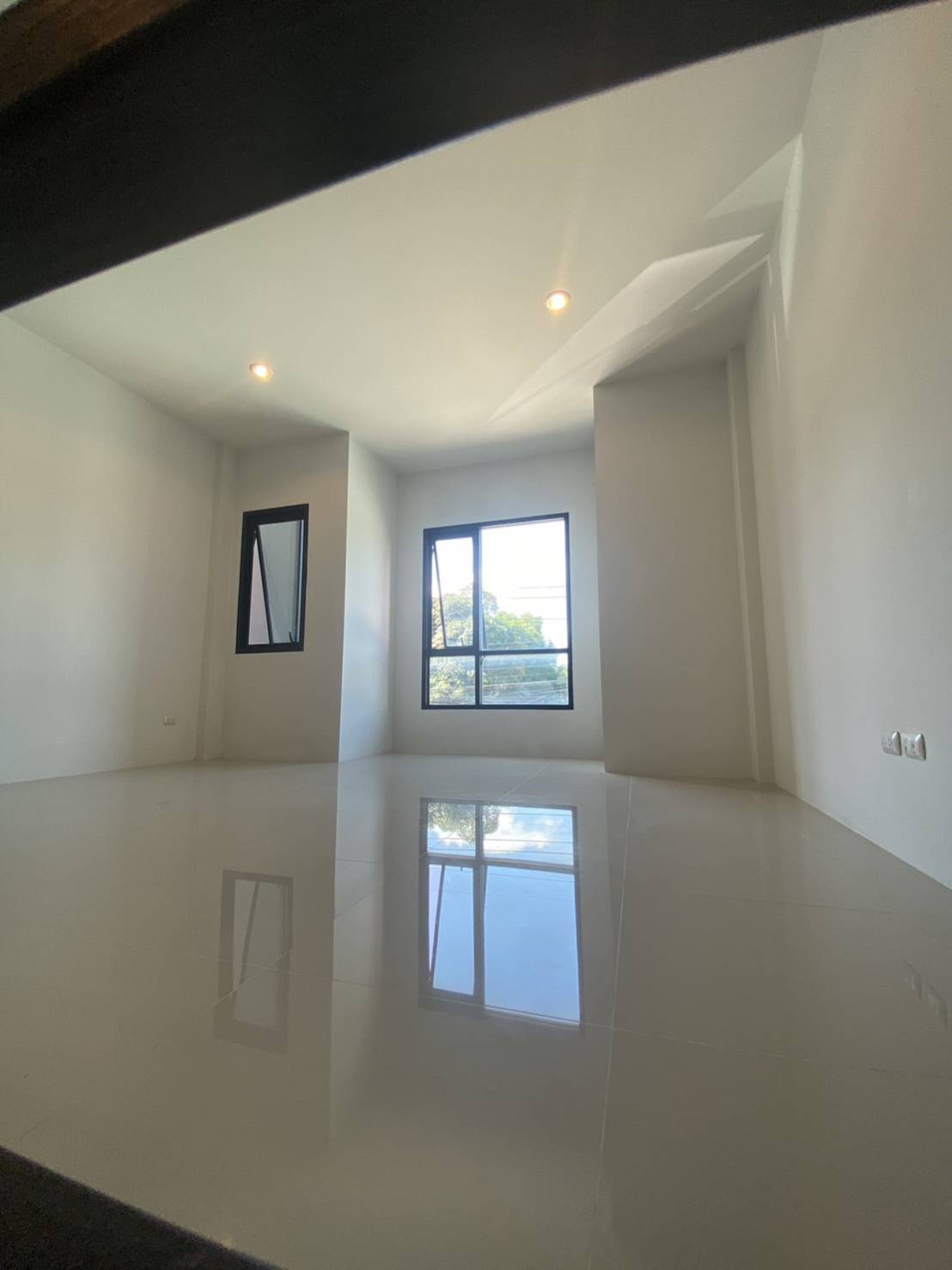 For Sales : Chaofah, 3-Storey Commercial Building, 3 Bedrooms 4 Bathrooms