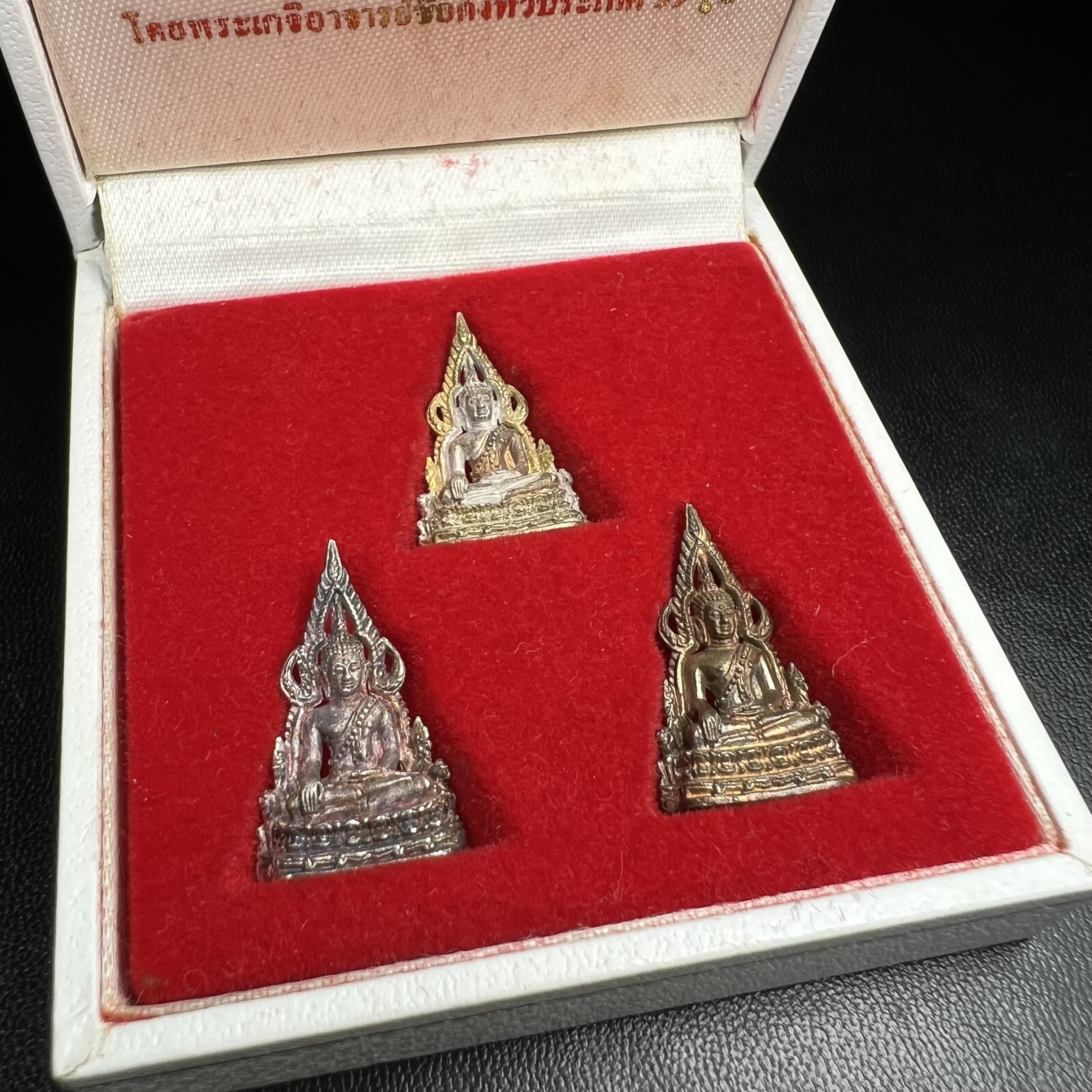 พระพุทธชินราช รุ่นมหาสิทธิโชค ปี2540 พิมพ์เล็กชุด3องค์ ขนาด 15 x 23 มม.(1.เงินสามกษัตริย์2.เงิน3.นวะ) พระดีพิธีใหญ่ พิธีพุทธาภิเษก ณ สถานที่ศักดิ์สิทธิ์เมืองพิษณุโลก ๔ ครั้ง โดยพระเกจิอาจารย์ชื่อดังทั่วประเทศ ๙๙ รูป โดยมีสมเด็จพระญาณสังวร เป็นประธานในพิธี