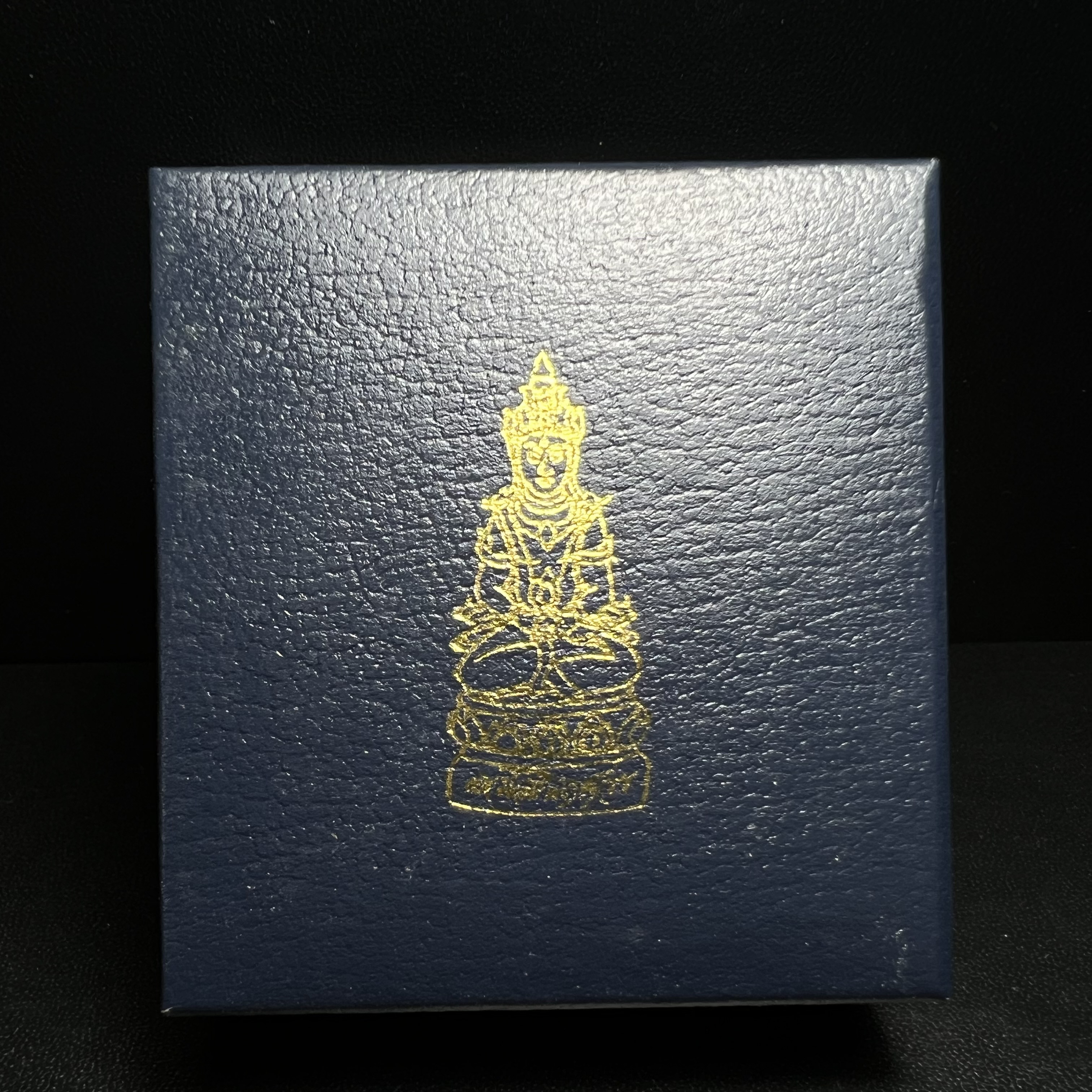 พระกริ่งอวโลกิเตศวร ( เจ้าแม่กวนอิม ) วัดโพธิ์แมนคุณาราม รุ่นอุดมโภคทรัพย์ ปี 2539 เนื้อเงินพ่นทราย(ผิวเดิม ขึ้นสีรุ้งธรรมชาติ แบบนิยม เสน่ห์ของพระเนื้อเงิน)(พร้อมกล่องบรรจุเดิม)(อีกหนึ่งรุ่นยอดนิยม พุทธศิลป์สวยงดงาม)หายาก 1 ใน 5000 องค์*องค์หมายเลข ๓๖๔๒*