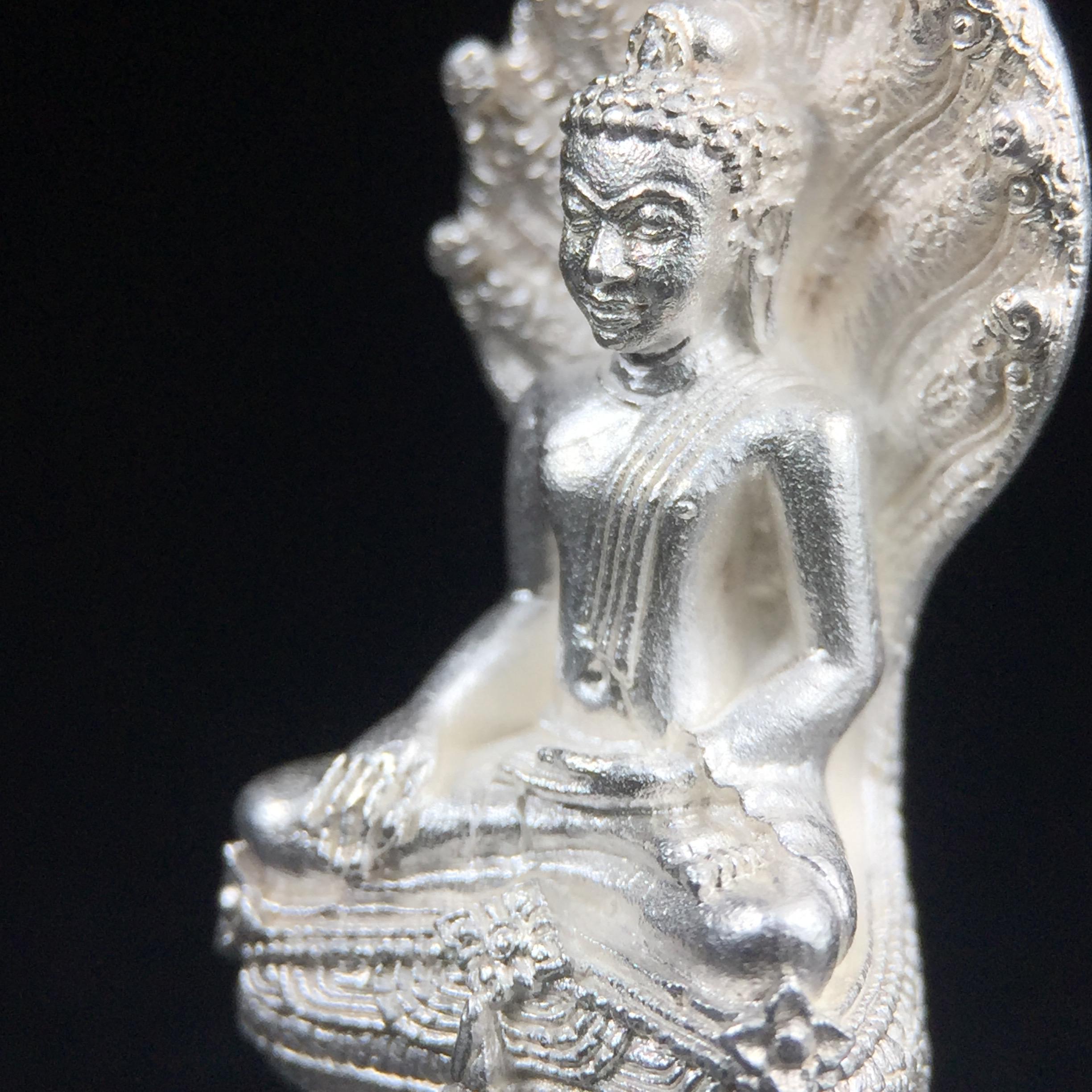 พระพุทธรูปนาคปรกปางมารวิชัย สธ. เนื่องวโรกาสสมเด็จพระเทพรัตนราชสุดาฯ ทรงเจริญพระชนมายุครบ 3 รอบ ปี2534 พิธีพุทธาภิเษก ณ วัดบวรนิเวศวิหาร โดยมีสมเด็จพระญาณสังวร สมเด็จพระสังฆราชเป็นองค์ประธาน(พิธีใหญ่ มวลสารดี พุทธศิลป์งดงาม)พระกริ่งเนื้อเงินพบเจอน้อยหายาก