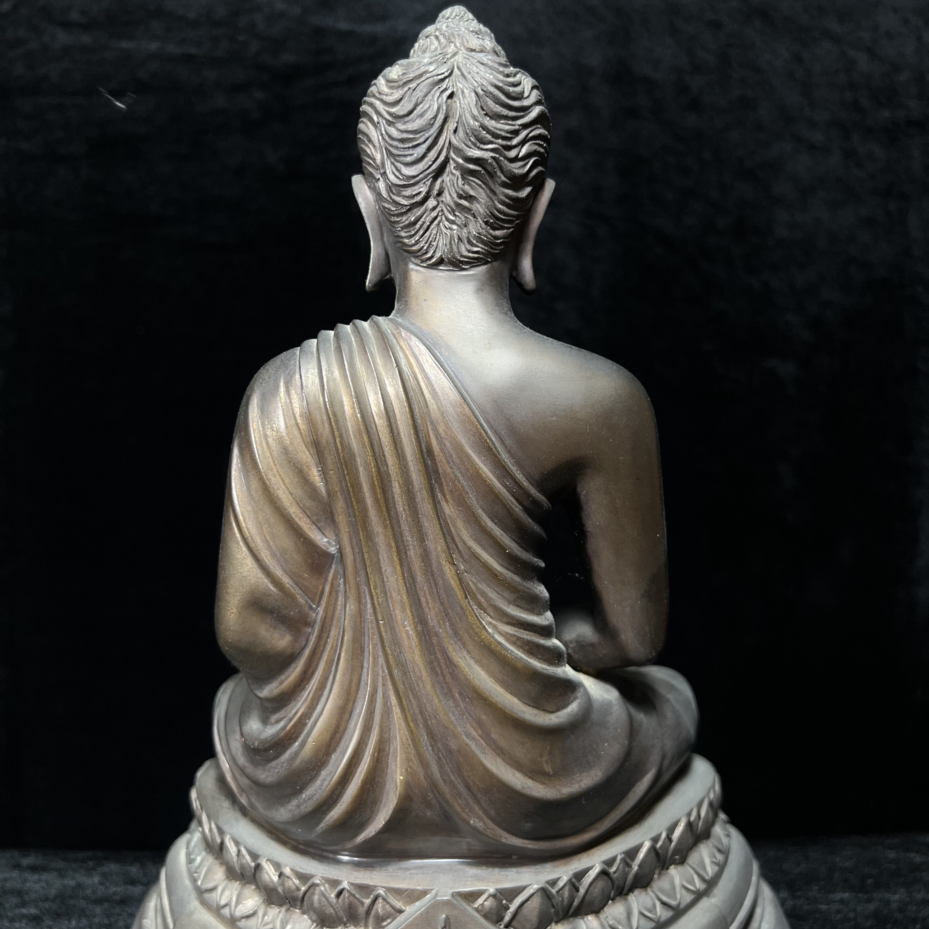 พระพุทธสิทธัตถศาสดา 100 ปี กรมบัญชีกลาง พ.ศ.2533(รุ่นแรก) เนื้อโลหะสำริด รมมันปู หน้าตัก 5.9 นิ้ว (พิธีใหญ่ ศิลป์สวย หายาก)(พระราชทานเม็ดพระธาตุ บรรจุมวลสารใต้ฐานองค์พระ)องค์หมายเลข 63(ผลรวมได้ 9 เลขมหามงคลเจริญก้าวหน้าในทุกด้าน)