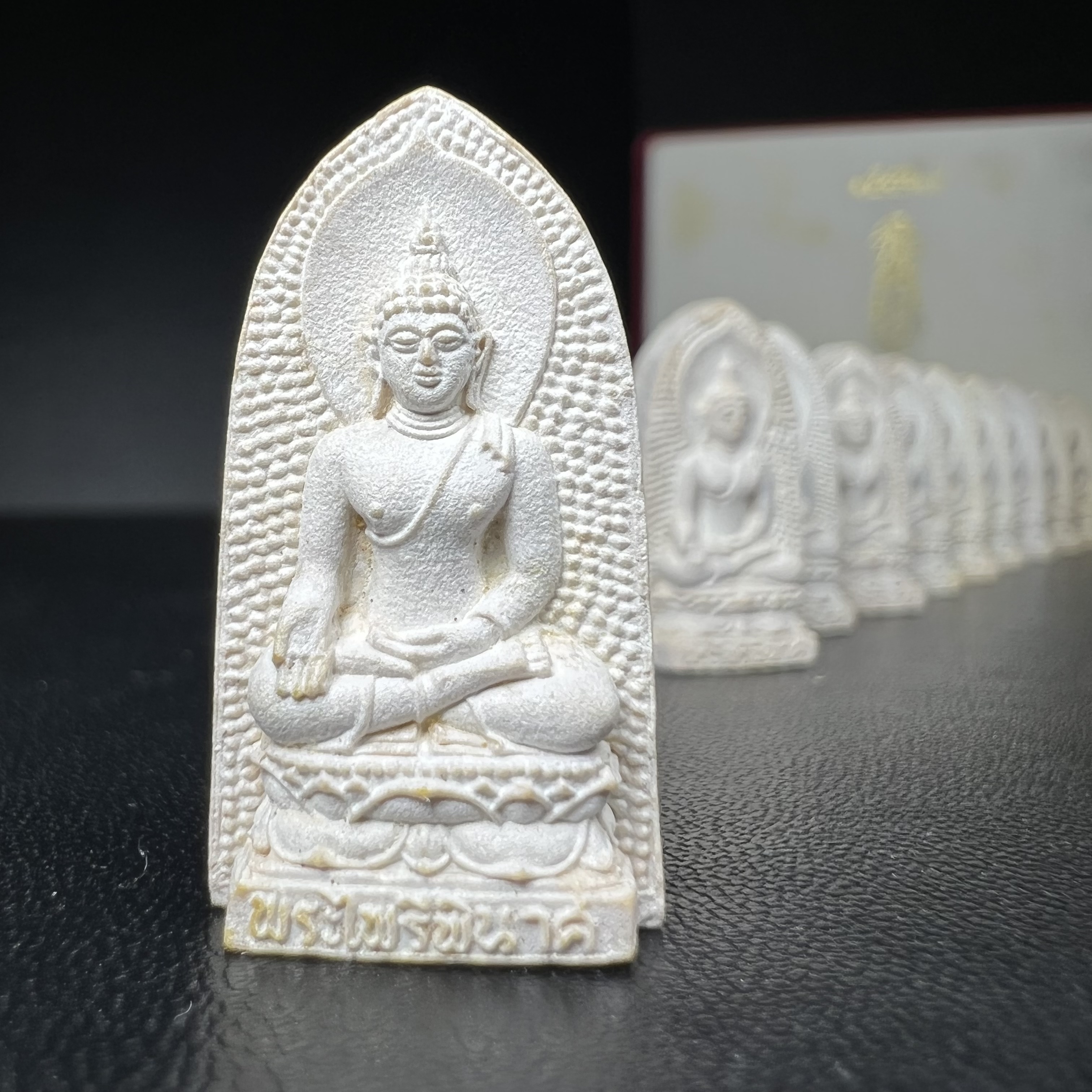 พระไพรีพินาศ ภปร. ครบ 5 รอบ ร.9 ปี 2530(เนื้อผงพิมพ์ใหญ่) ชุดกรรมการ บรรจุจำนวน 10 องค์ ในกล่อง ตราสัญลักษณ์ ภปร.(ในหลวงรัชกาลที่9เสด็จในพิธีเจิมพระสุหร่าย)พระดี พิธีใหญ่ ประกอบพิธีพุทธาภิเษกพร้อมกับพิธีพระกริ่งปวเรศ ปี2530 วัดบวรนิเวศวิหาร(1 ใน 15 ชุด)