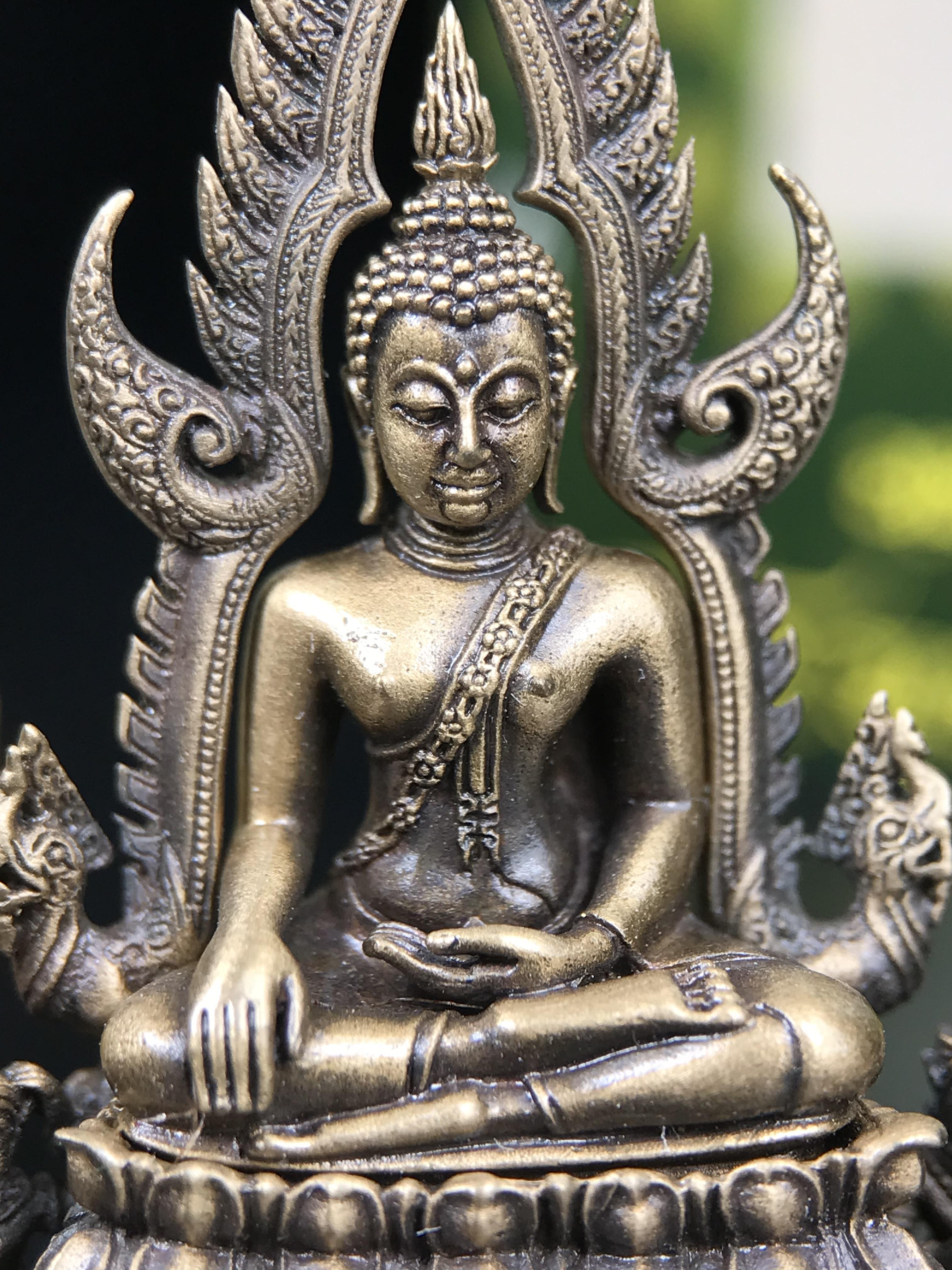 พระพุทธชินราช ภปร. 84 พรรษาในหลวงรัชกาลที่ 9 ปี 2554 พิมพ์กลางขนาดหน้าตัก 1/2 นิ้ว(สูง 3.8 ซม.) เนื้อบรอนซ์รมดำซาติน(สภาพผิวเดิมสวย) (พระราชทานมวลสาร จิตรลดาและเส้นพระเจ้า(เส้นผม)รัชกาลที่9)พุทธศิลป์ทรงคุณค่าอีกหนึ่งรุ่นยอดนิยม(องค์หมายเลข ๑๙๘๑)