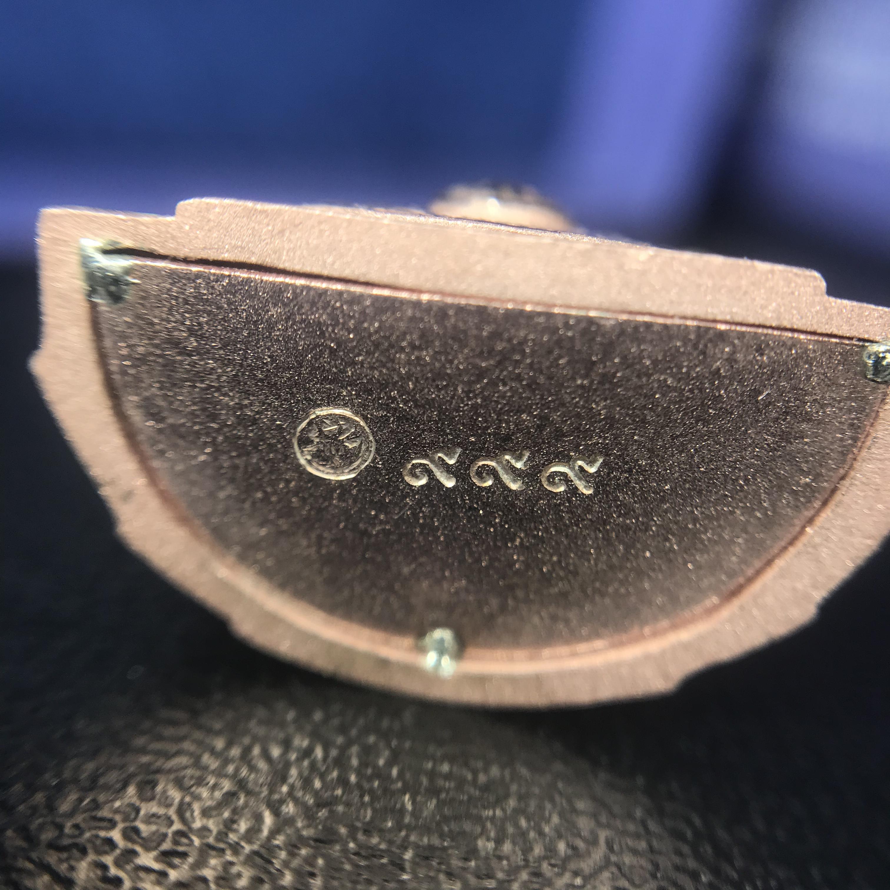 พระแก้วมรกต ภปร. ปี2547 จัดสร้างโดย รพ.ภูมิพลฯ เนื้อเงิน (3 กษัตริย์)ลอยองค์ หน้าตัก 1/2 นิ้ว (สภาพสวย กล่องบรรจุเดิมครบสมบูรณ์) (1ใน3000องค์)องค์หมายเลขมหามงคล 999 (ตองเก้า)เจริญเก้าหน้าในทุกด้าน