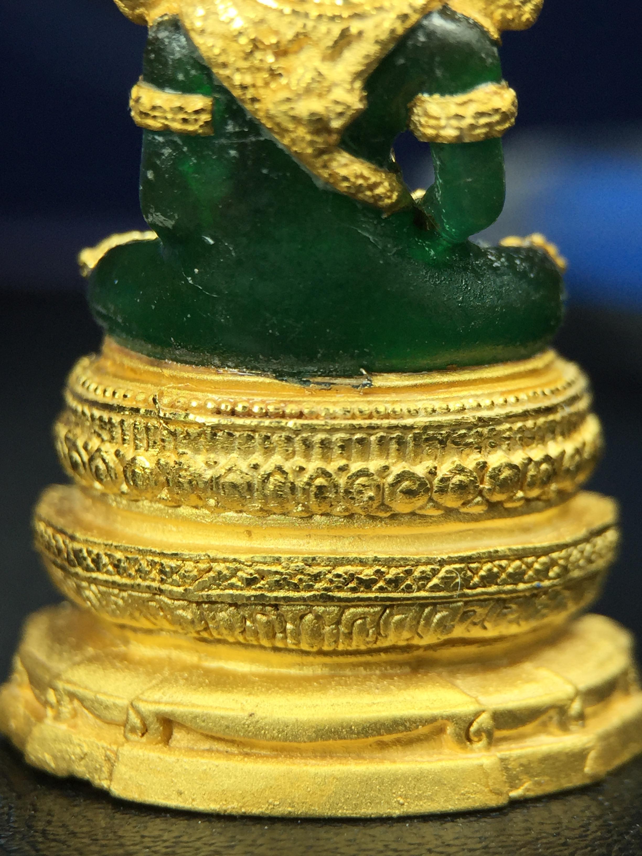 พระแก้วมรกต ภปร. จัดสร้างโดย รพ.ภูมิพลฯ ปี2547 ลอยองค์ขนาดหน้าตัก 1/2 นิ้ว เนื้อเรซิ่นหุ้มทองคำ99.99 งดงามทรงคุณค่าอีกหนึ่งรุ่นยอดนิยม หายาก