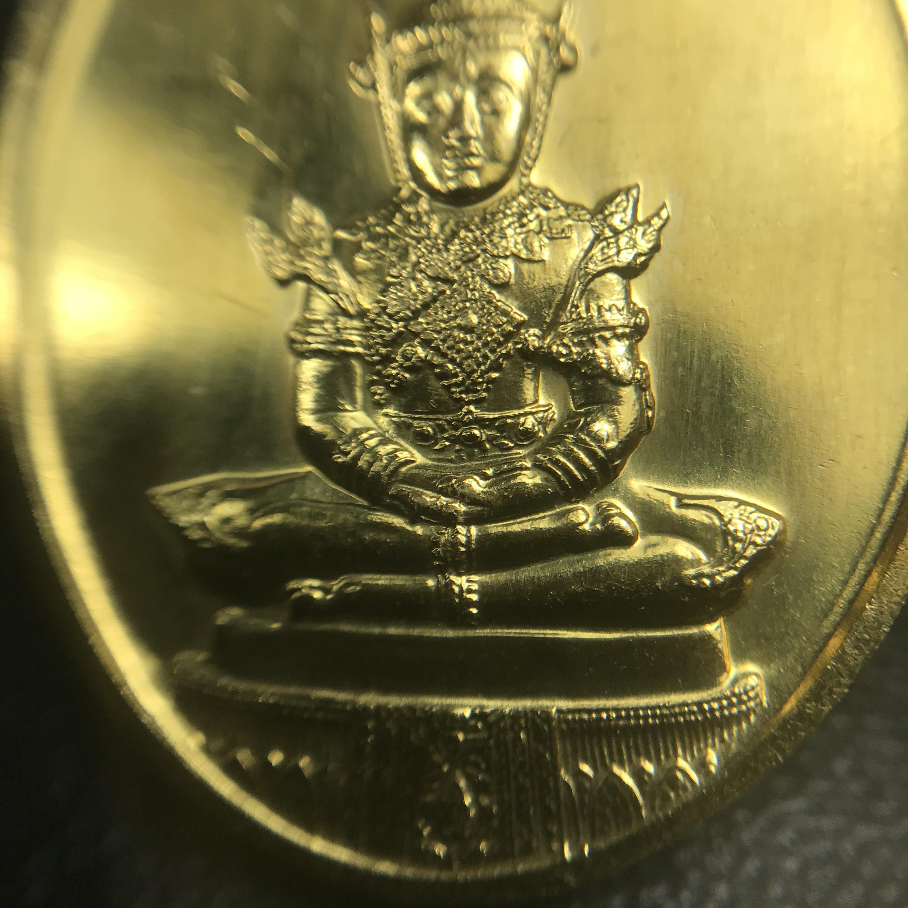 เหรียญพระแก้วมรกตหลัง ภปร ฉลองกรุงรัตนโกสินทร์ครบ 200 ปี พ.ศ.2525 พิมพ์ทรงเครื่องฤดูร้อน เนื้อทองคำ(รุ่นแรก)(บล็อกแรกไม่มีพระราชศรัธา)(ในหลวงรัชกาลที่9 เสด็จในพิธี)