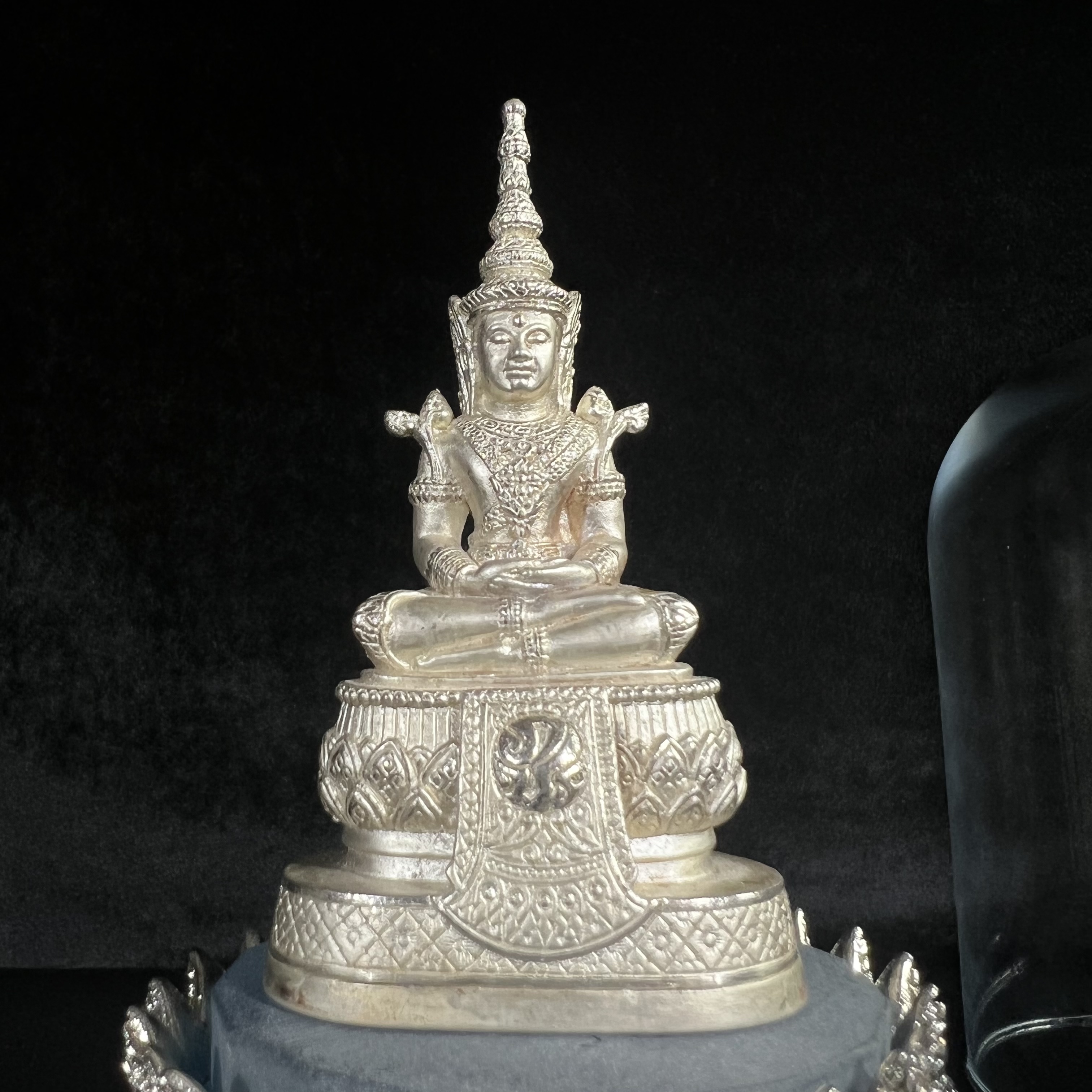 พระแก้วมรกต ภปร.(รุ่นแรก) ปี2545 รุ่นฉลองกรุงรัตนโกสินทร์ครบ 220 ปี หล่อลอยองค์ เนื้อเงินบริสุทธิ์99.9% ขนาดบูชา 50*90 มม. พร้อมฐานวางครอบแก้วเดิม(สวยงามและหายากมาก)(1ใน3000องค์)