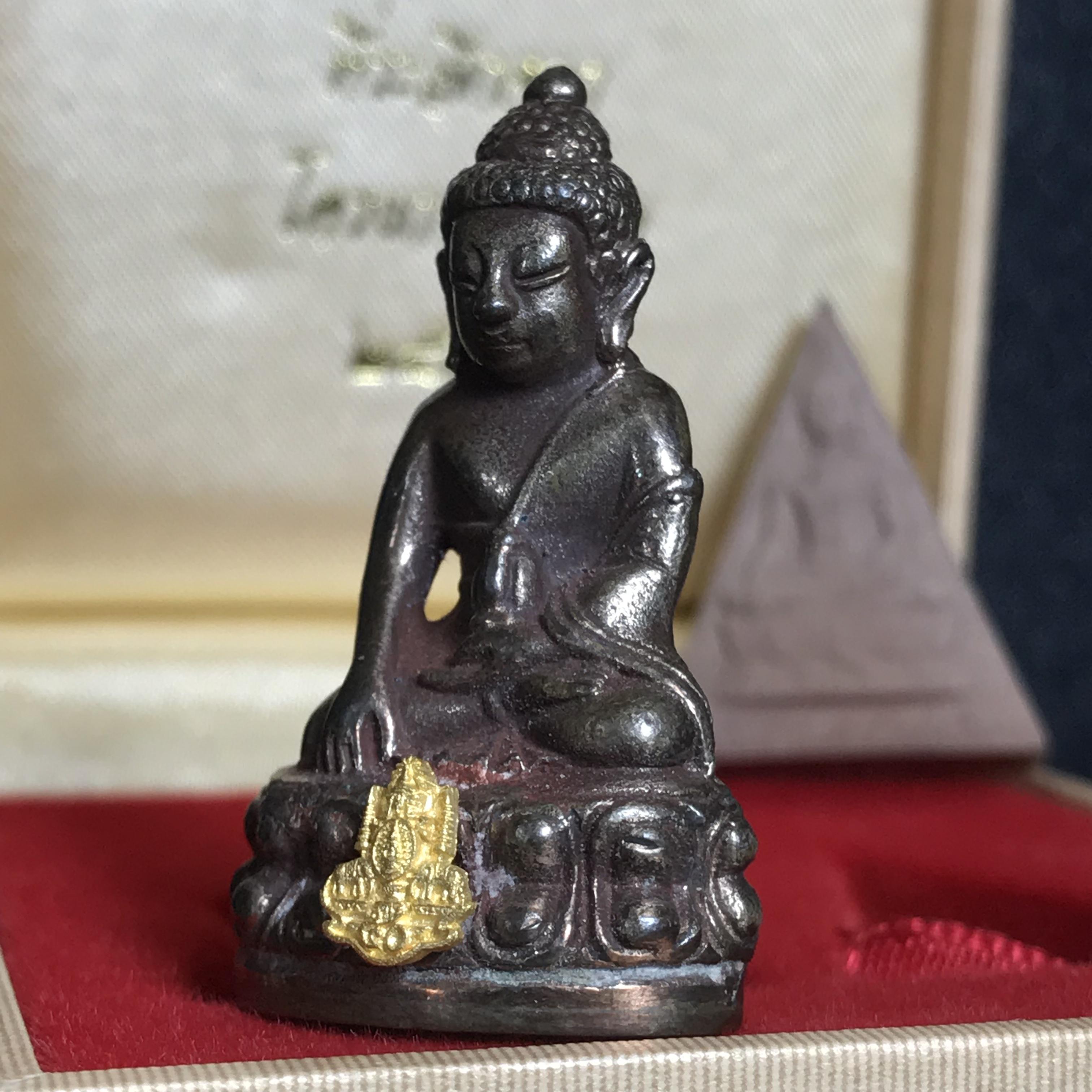 พระกริ่งเจริญโภคทรัพย์ พระพิมพ์จิตรลดา ที่ระลึกโครงการหลวง ปี2539(ชุดกรรมการหายาก)(1ใน1999ชุด)