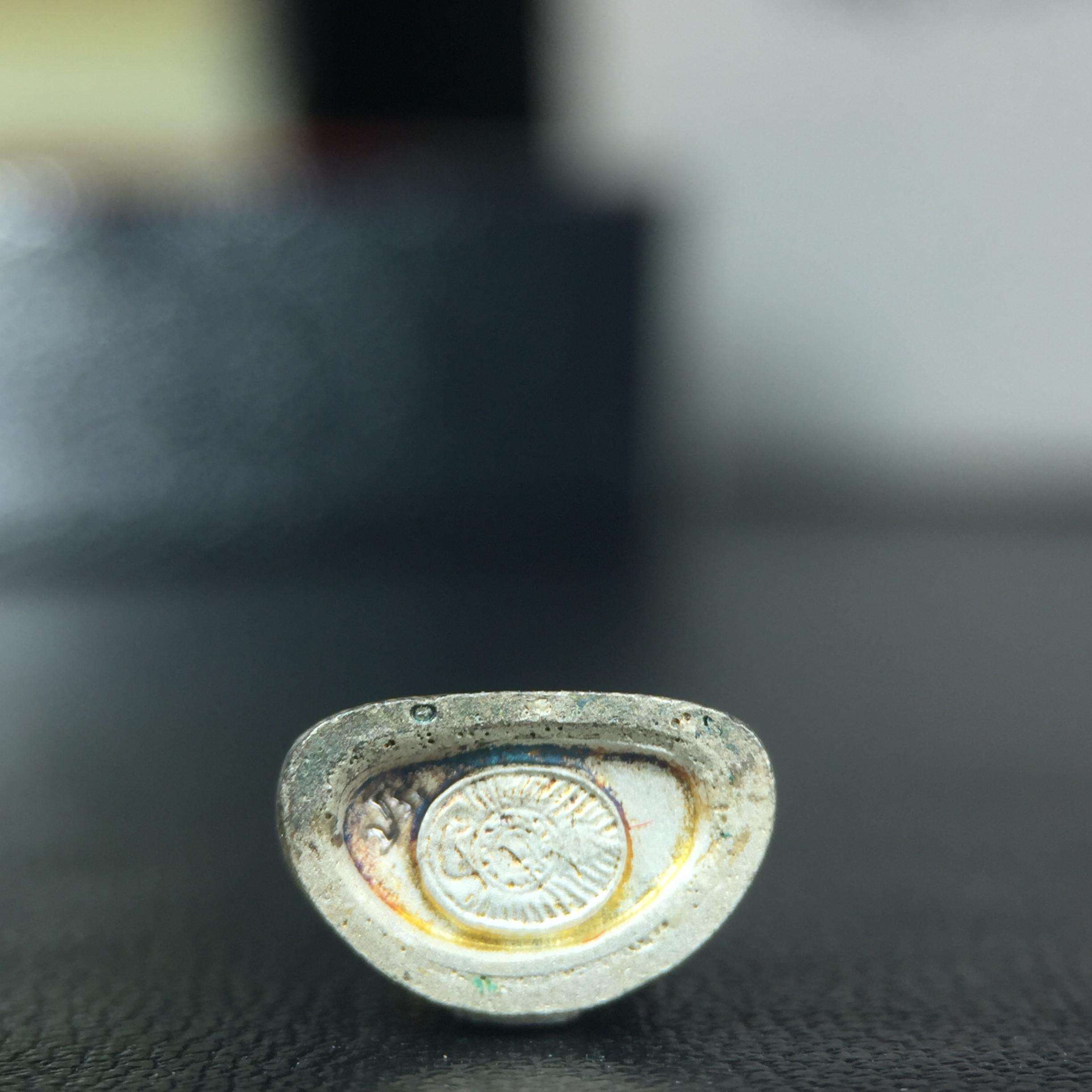 พระชัยวัฒน์พระพุทธนวราชบพิตร ครองสิริราชสมบัติครบ 50 ปี พ.ศ.2540 ขนาดสูง 1.9 ซม. เนื้อเงิน(ผิวเดิมๆขึ้นสีรุ้งธรรมชาติสวย) พร้อมกล่องบรรจุเดิมครบสมบูรณ์ 1ใน 9500 องค์(พุทธนวราชบพิตร นิมิตรหมายแห่งความสามัคคี ด้วยไมตรีแห่งองค์พระภูมิพล)