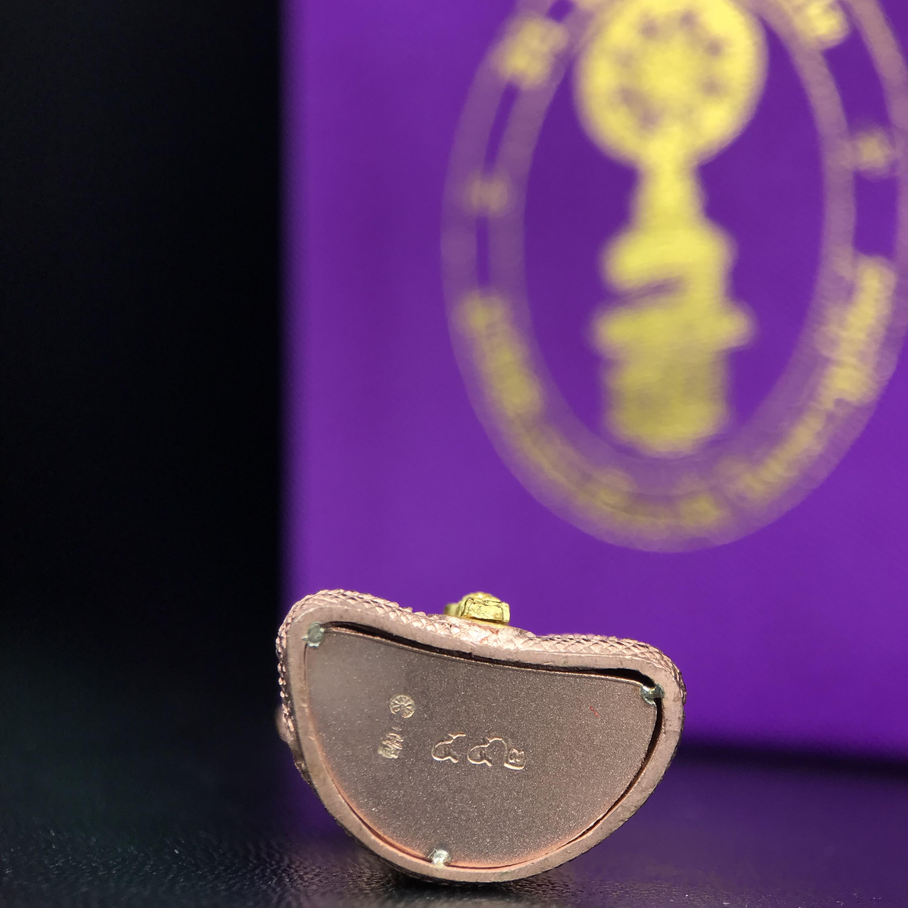 พระนาคปรก สธ. รุ่นสร้างพระอุโบสถเฉลิมพระเกียรติ 4 รอบ 84 พรรษา สมเด็จพระเทพรัตนราชสุดาฯ วัดบวรนิเวศวิหาร ปี 2543 พิมพ์ใหญ่ เนื้อเงินบริสุทธิ์ ชุบสามกษัตริย์แบบพ่นทรายขัดเงาบางส่วน(สภาพ สวย )พิธีใหญ่ พุทธศิลป์งดงาม หายาก (1 ใน 1999 องค์)