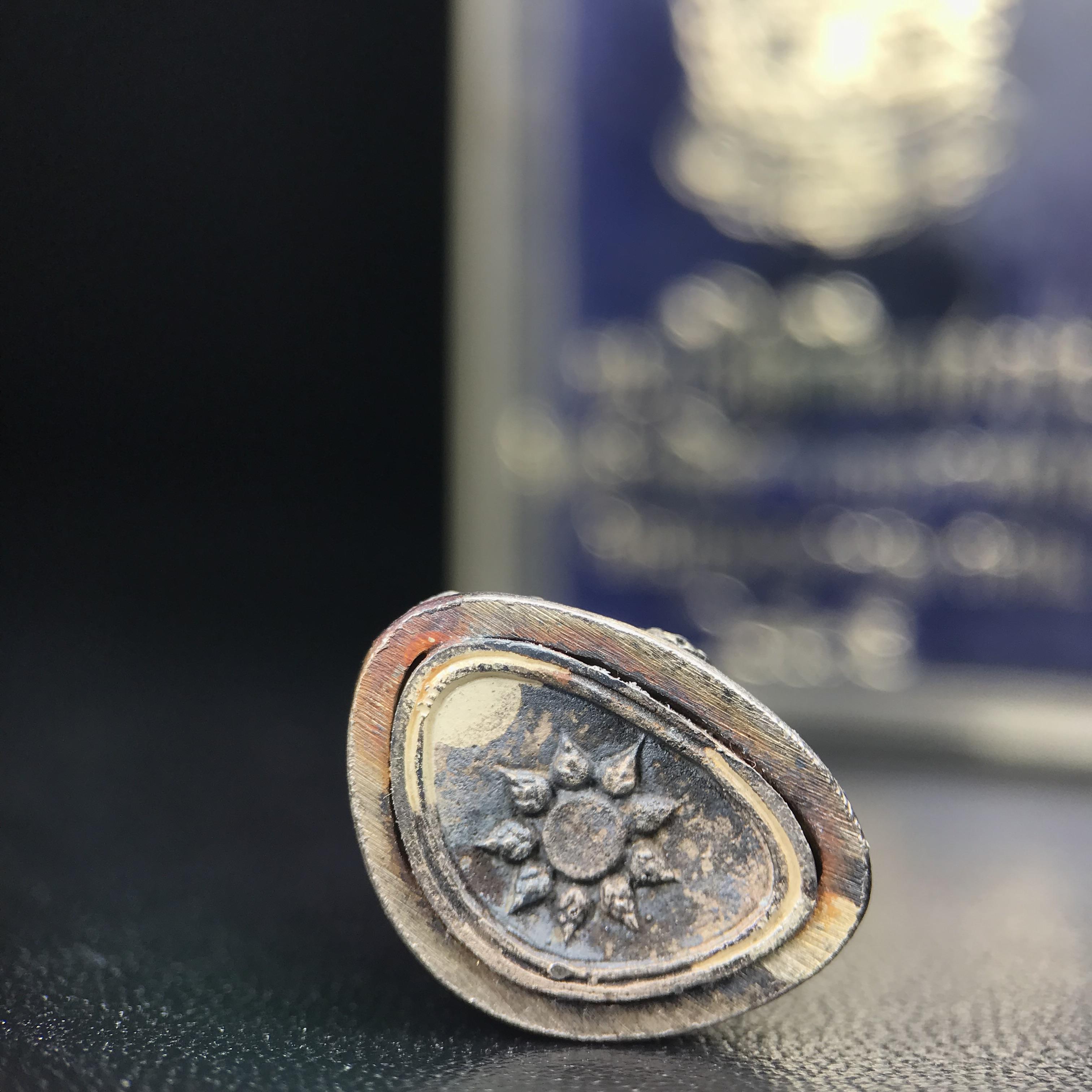 พระกริ่งไพรีพินาศ ภปร. รุ่นแรกของประเทศไทย วัดปทุมวนาราม ปี 2535 เนื้อเงิน(ผิวเดิม ผิวขึ้นรุ้งทั่วองค์ สวย งดงาม)(เข้มขลังทรงอานุภาพยิ่งใหญ่ กำราบศัตรูพ่ายสิ้น) ขนาดสูง 3 ซม. พร้อมกล่องบรรจุเดิมครบสมบูรณ์ (ในหลวงรัชกาลที่9เสด็จเททอง)(1ใน3000องค์)นิยมหายาก