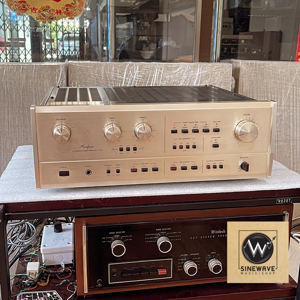 Integrated Amp ยี่ห้อ Accuphase รุ่น E-301 (Made in Japan) ไฟ 220Volts