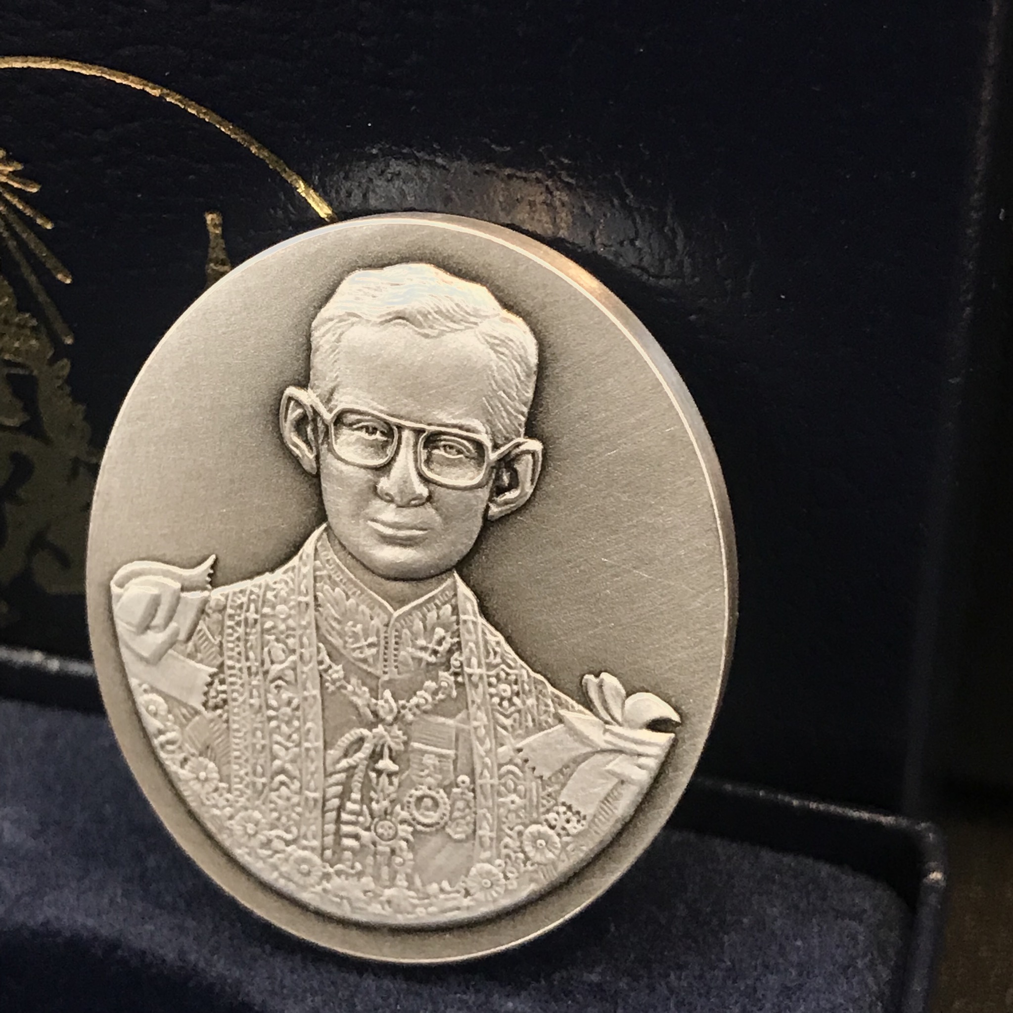 เหรียญที่ระลึก 80ปีแพทย์สมาคมแห่งประเทศไทย (แบบที่1)ปี2544 เหรียญสวยกล่องบรรจุใบรับรองเดิมพร้อม