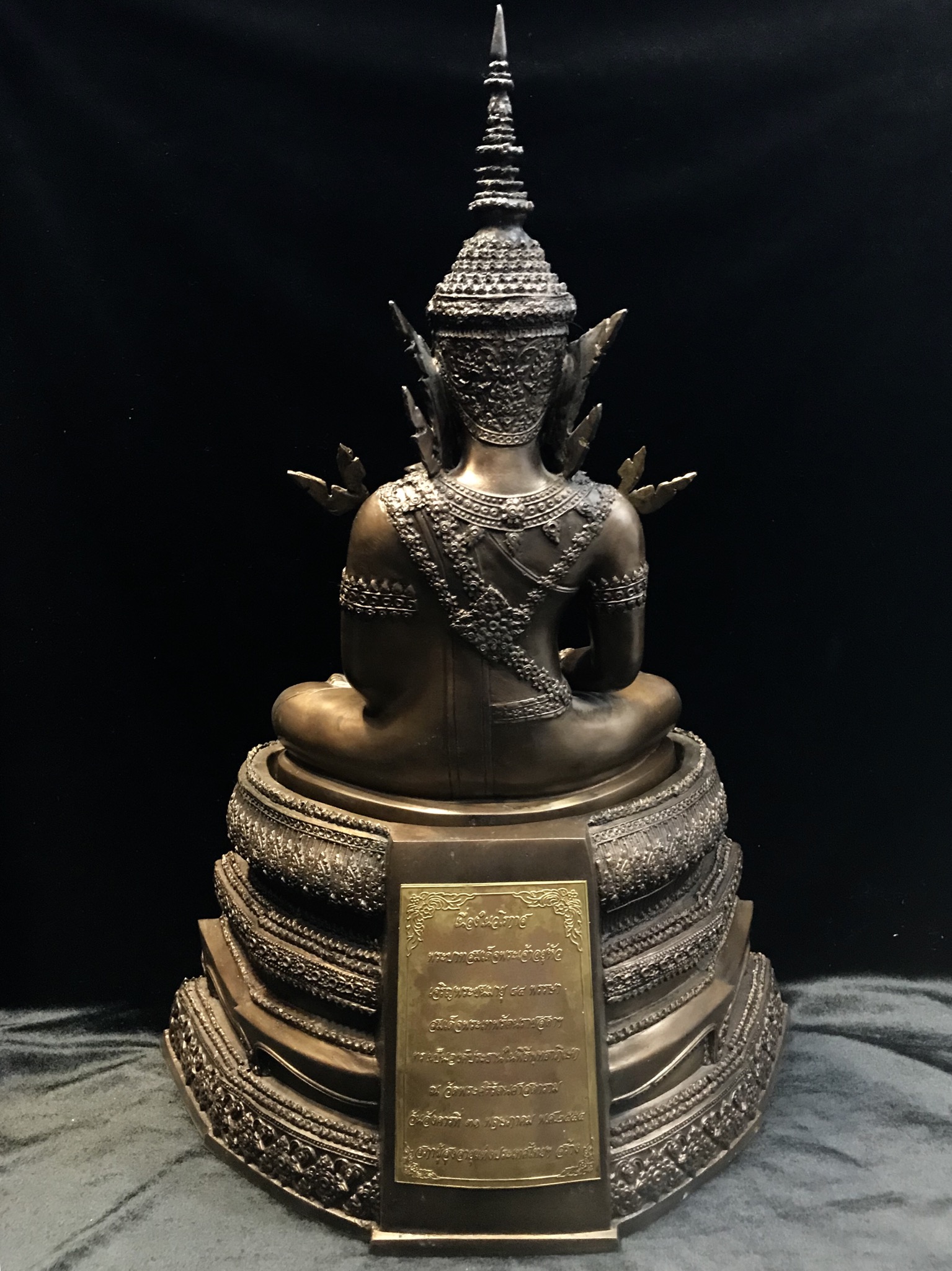 พระพุทธรูปทรงเครื่องจักรพรรดิ(พระแก้วมรกต) ภปร มหามงคลเฉลิมพระชนมพรรษา 84 พรรษา ปี2554 ขนาดหน้าตัก 9นิ้ว(หายาก1ใน500องค์)