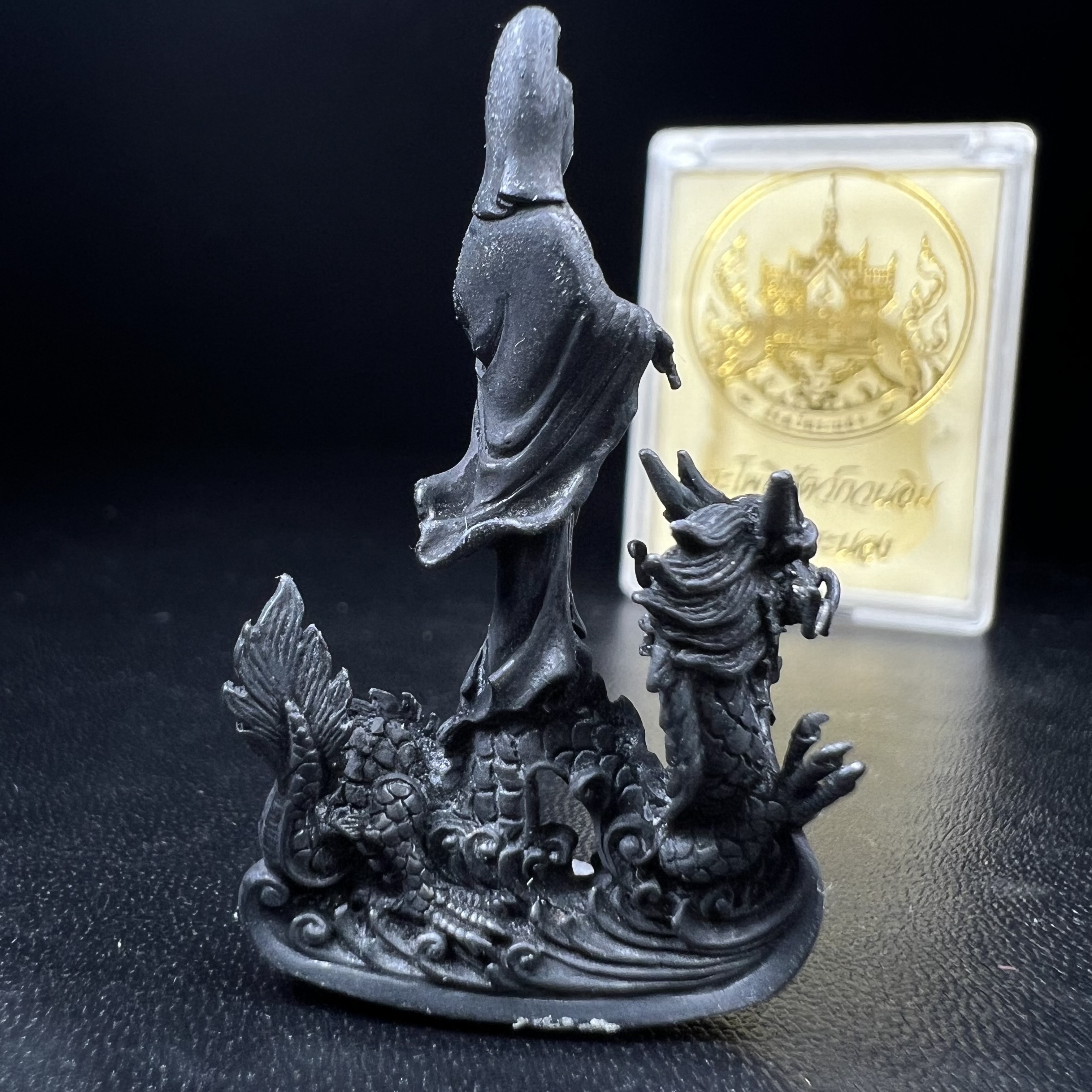 รูปหล่อลอยองค์พระโพธิสัตว์กวนอิม ทรงประทับมังกร จ.ระนอง พ.ศ.2539 เนื้อนวโลหะ พิมพ์ใหญ่(สวยงดงาม เข้มขลัง ทรงคุณค่า) เฉลิมฉลองในวโรกาสที่พระบาทสมเด็จพระเจ้าอยู่หัวทรงครองสิริราชสมบัติครบ 50 ปี(องค์หมายเลข๘๘๗๒)