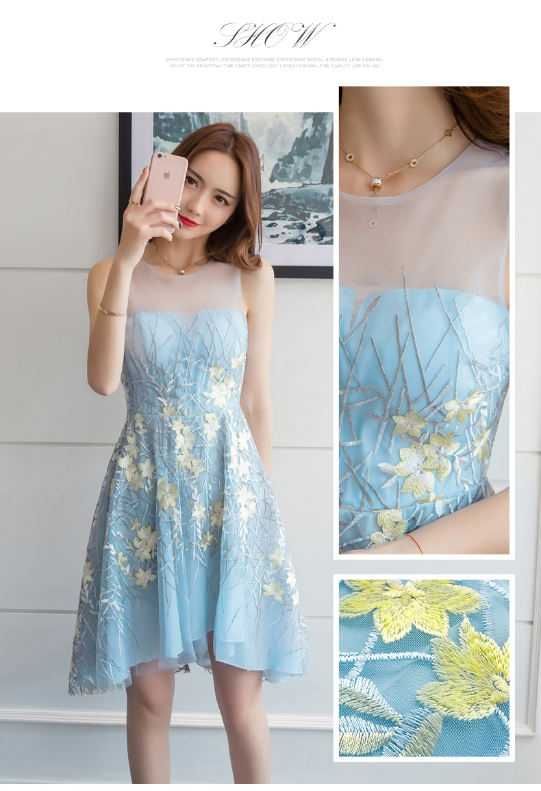 ชุดเดรสสั้นผ้าโปร่งสีฟ้าอ่อน ปักลายดอกไม้สีเหลืองอ่อน สวยหรู