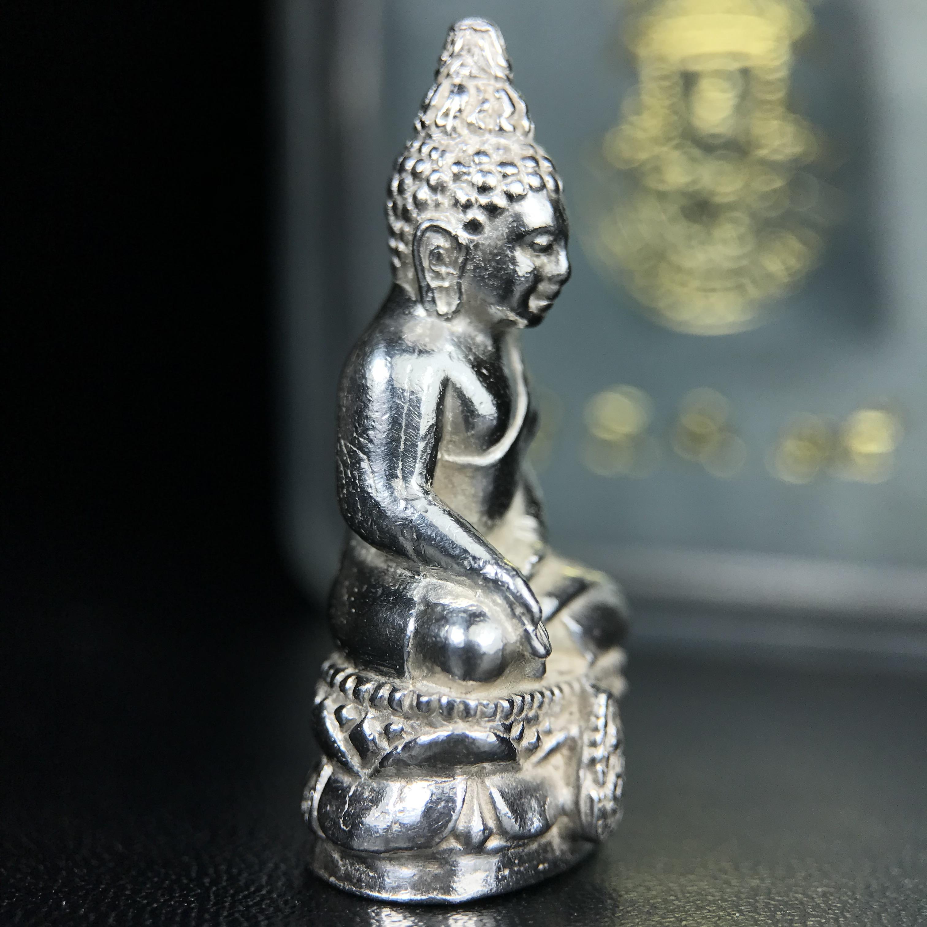 พระกริ่งไพรีพินาศ รุ่น ภปร. ราชวิทยาลัย ปี 2535 เนื้อเงิน(สภาพผิวขาวสวยใส)(ตอกโค้ดพระนามย่อ ญสส ใต้เศวตรฉัตร และ พระปรมาภิไธยย่อ ภปร.) ปลุกเสกโดยหลวงพ่อเปิ่น วัดบางพระและสมเด็จพระญาณสังวร สมเด็จพระสังฆราช วัดบวรนิเวศวิหาร(1 ใน 2535 องค์)