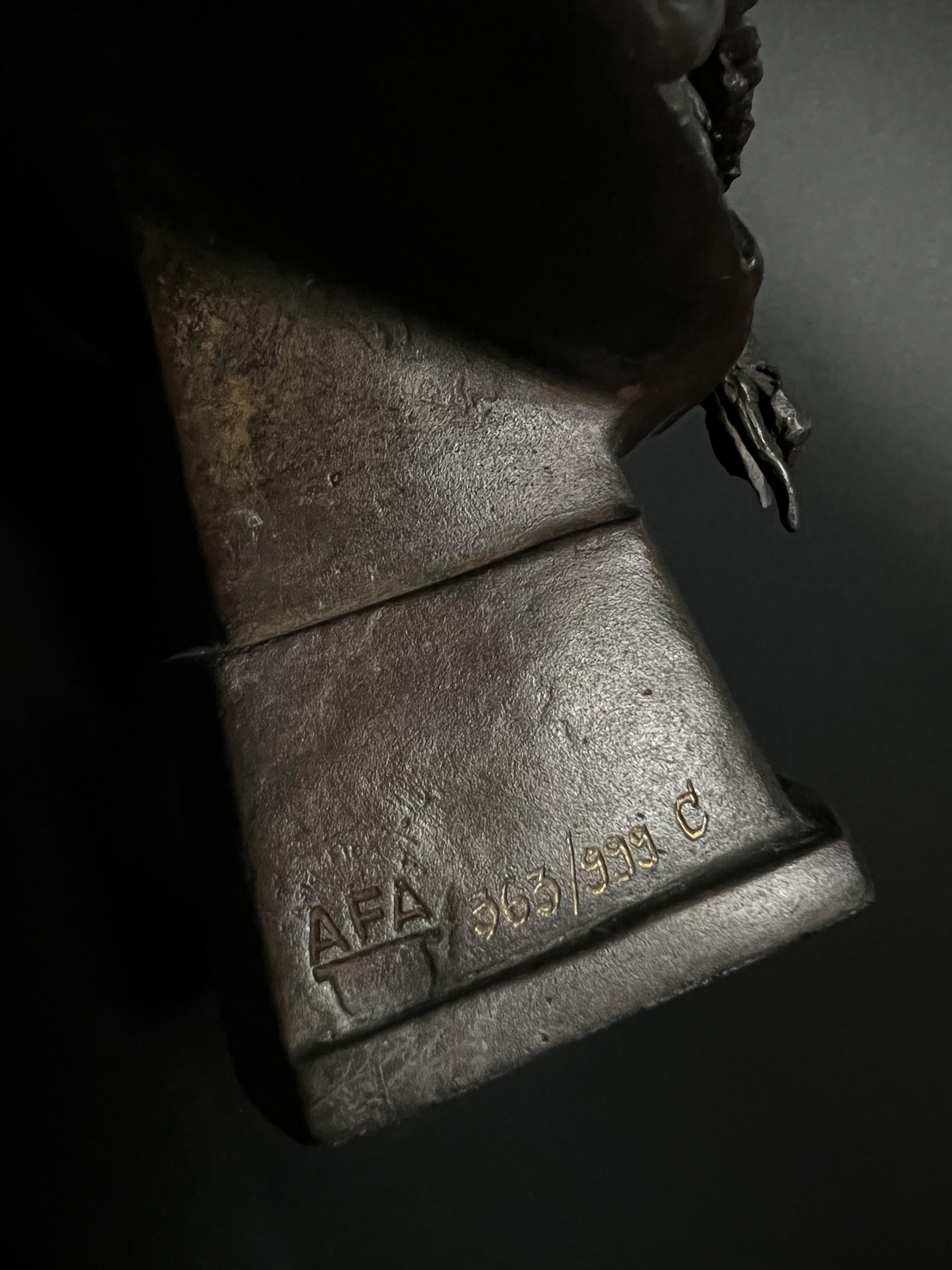 พระบรมรูปในหลวงรัชกาลที่9 รุ่นเฉลิมพระเกียรติ ปี2545 สูง 9 นิ้ว ฉลองพระองค์เต็มยศสายสะพายมหาจักรี สายสร้อยจุลจอมเกล้า ส่วนฐานประดับอักษรพระปรมาภิไธย ภ.ป.ร.(พิธีปลุกเสกวัดพระแก้ว)