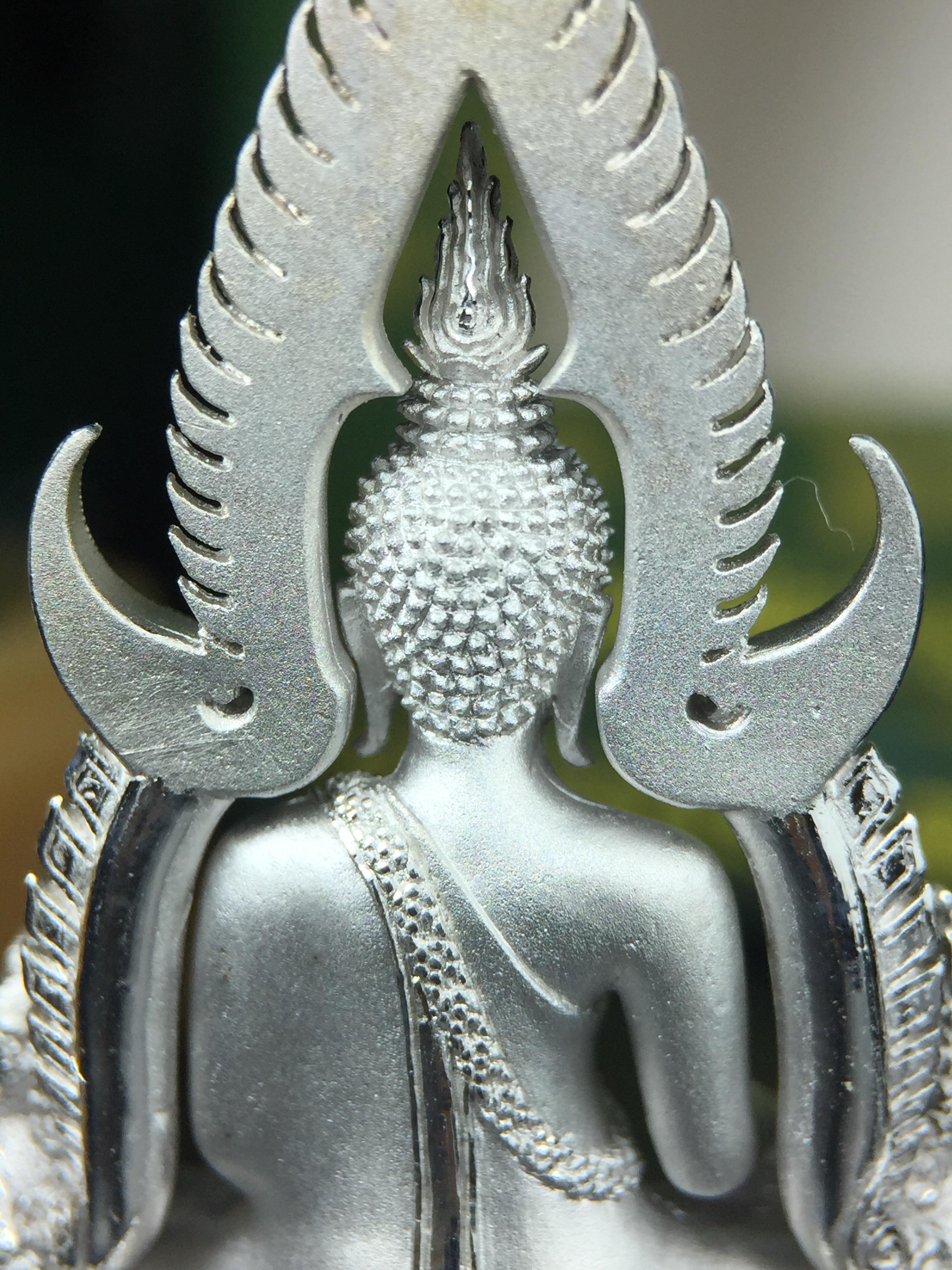 พระพุทธชินราช(จำลอง) ภปร. 84 พรรษา เนื้อเงินชุบทองคำขาว พิมพ์ใหญ่ขนาดหน้าตัก 3/4 นิ้ว(พระราชทานมวลสาร จิตรลดาและเส้นพระเจ้า(เส้นผม))รัชกาลที่9)พุทธศิลป์ทรงคุณค่าอีกหนึ่งรุ่นยอดนิยม(1ใน 3000 องค์)