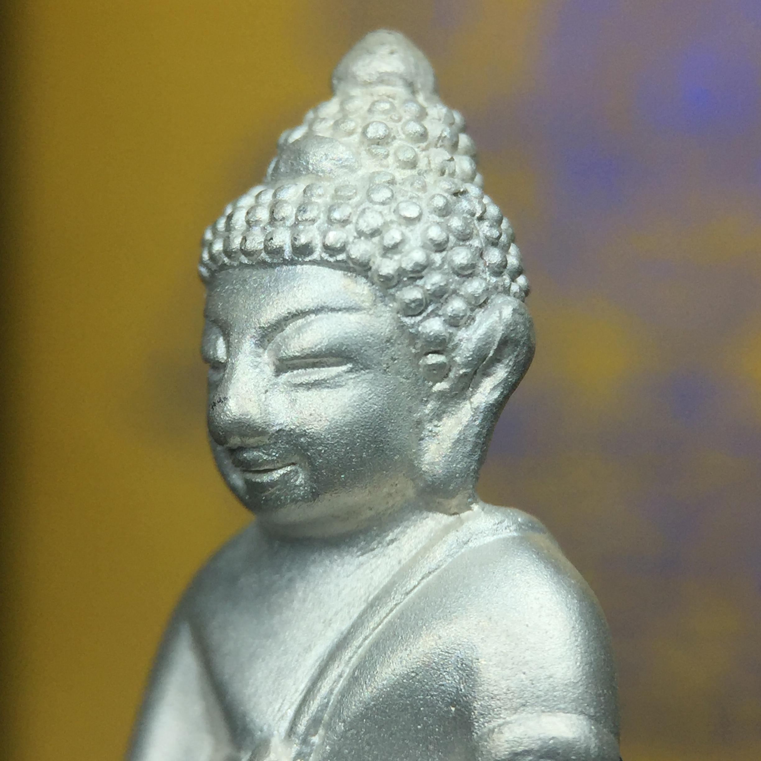 พระกริ่งสมเด็จญาณ วัดบวรนิเวศวิหาร เนื้อเงินบริสุทธิ์ 92.5% ตรากาญจนาภิเษกทองคำ(เนื้อทองคำแท้) พระราชทานแจกเมื่อ 3 ตุลาคม 2538 จัดสร้างในวโรกาส สมเด็จพระญาณสังวร สมเด็จพระสังฆราช ฉลองพระชนมายุครบ 82 พรรษา และฉลองครองราชสมบัติครบ 50 ปี รัชกาลที่ 9(หายาก)