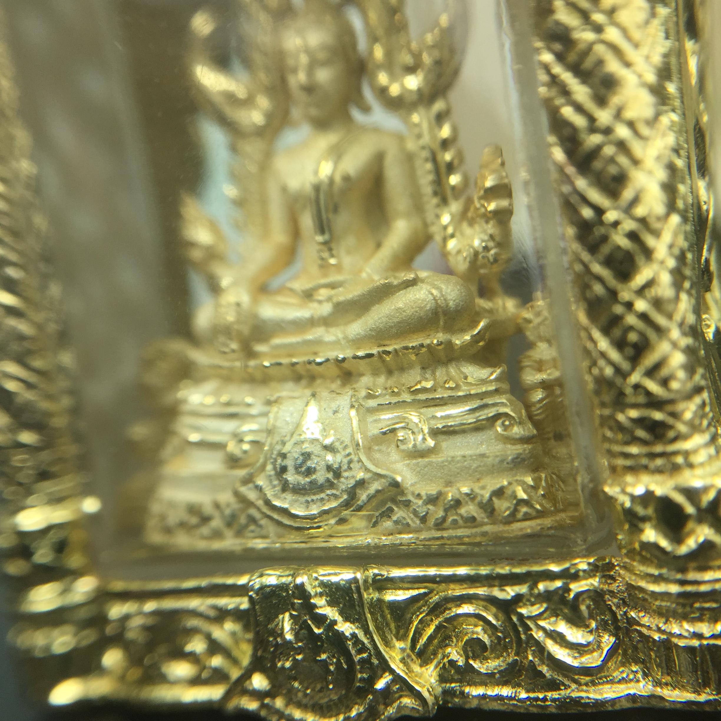 พระพุทธชินราช ภปร. ในวโรกาสเฉลิมพระชนมายุ6รอบ 5ธันวาคม2542 มูลนิธิพิทักษ์ดวงตาประชาชน จัดสร้าง พิมพ์กลาง ขนาดสูง 2.4 ซม. องค์พระเนื้อเงินแบบชุบทองประกายเพชร 3 ไมครอนพร้อมกรอบตลับเงินชุบทองคำบริสุทธิ์ 3 ไมครอน ประดับเพชร CZเกรดนอกพร้อมกล่องบรรจุเดิม(หายาก)