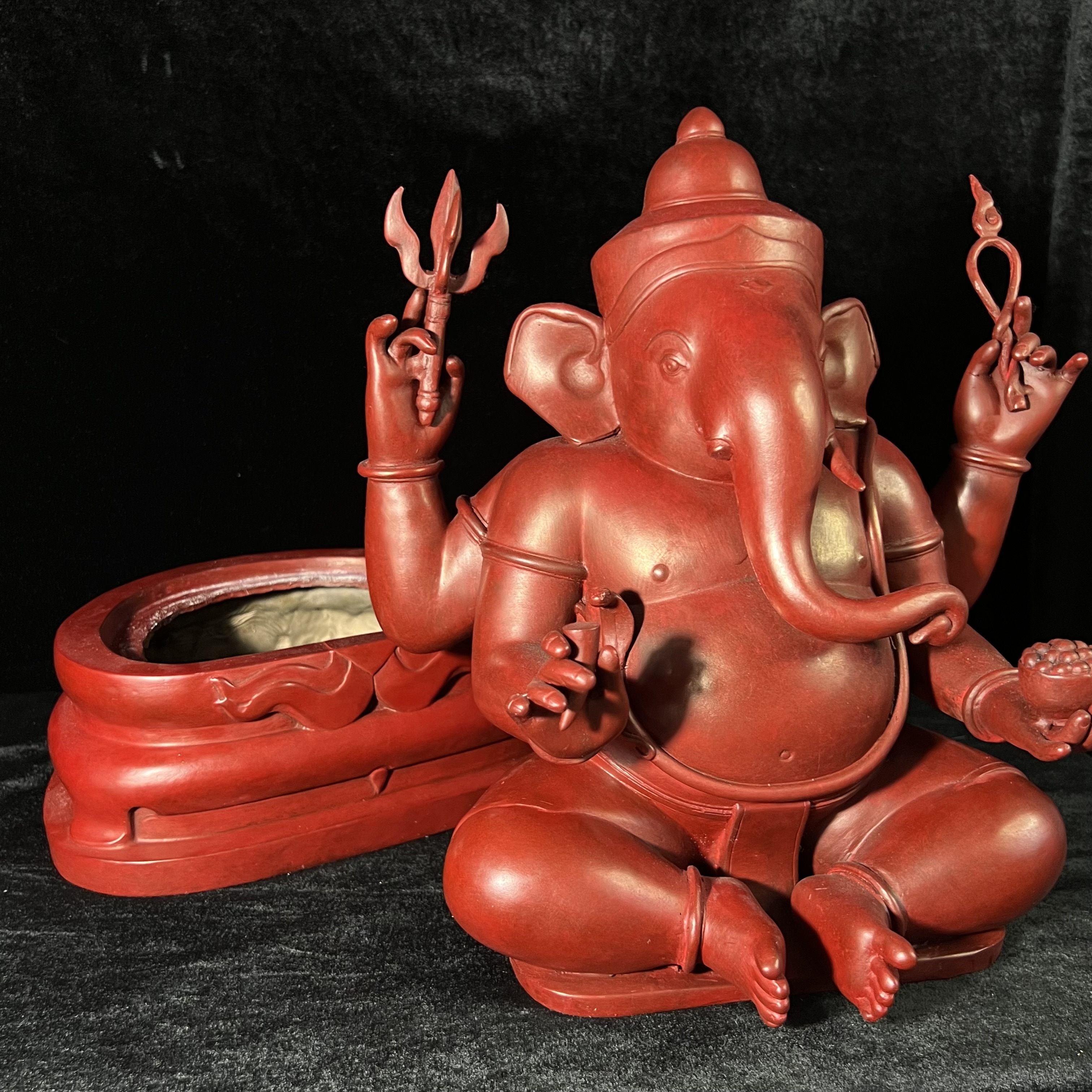 พระพิฆเนศวร 65 ปี คณะจิตรกรรมฯ มหาวิทยาลัยศิลปากร ปี 2551 ขนาดบูชาลอยองค์ หน้าตัก 9 นิ้ว(เนื้อสำริดแดงพลาติน่า)***สีแดงหายาก*** ออกแบบและปั้นโดย รองศาสตราจารย์วิชัย สิทธิรัตน์ ปัจจุบันดำรงตำแหน่งทางวิชาการเป็นศาตราจารย์ ศิลปินแห่งชาติสาขาประติมากรรม