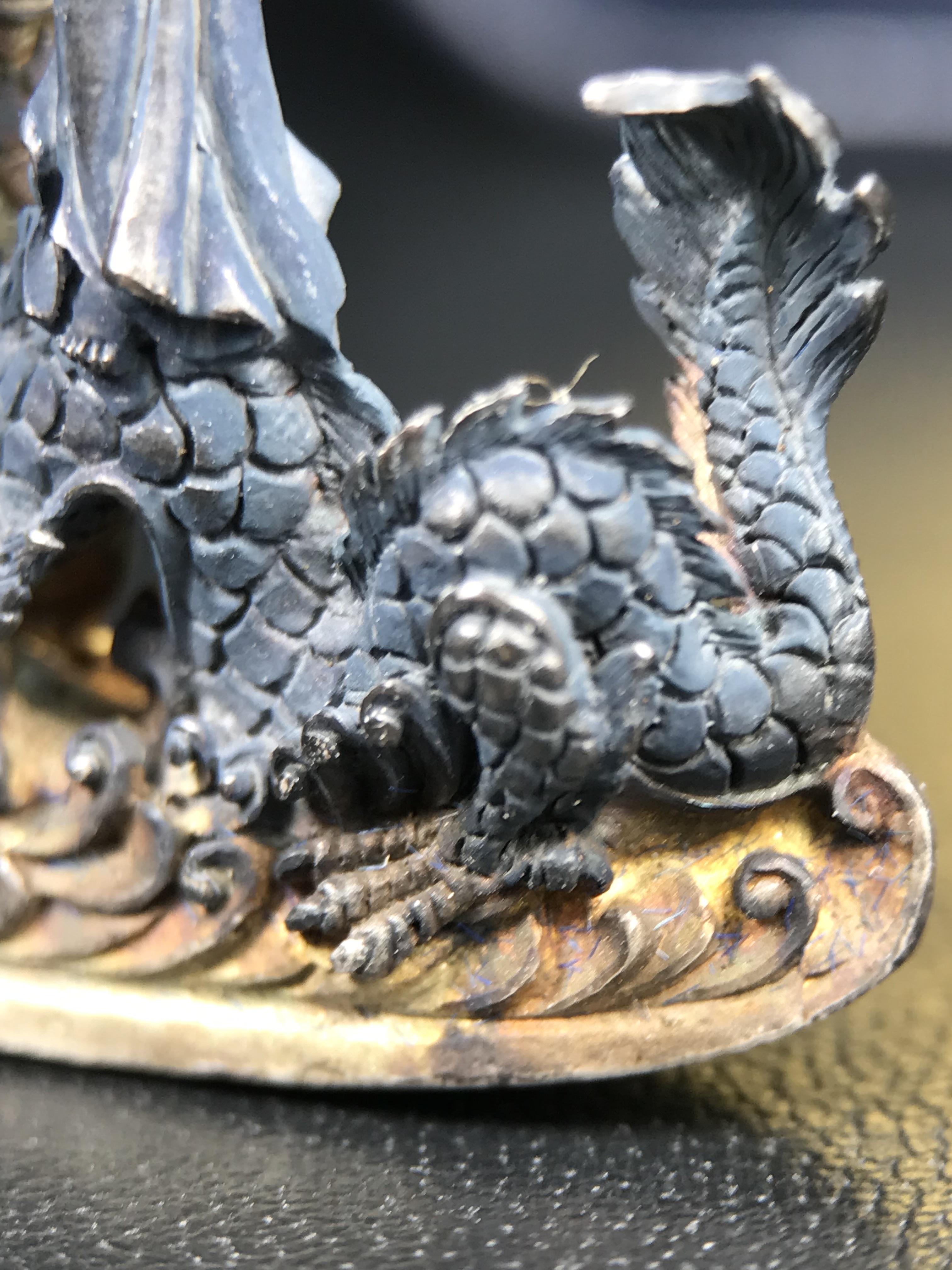 รูปหล่อลอยองค์พระโพธิสัตว์กวนอิม ทรงประทับมังกร จ.ระนอง ปี 2539 เนื้อเงิน พิมพ์ใหญ่(ผิวกลับดำทูโทนเข้มขลังสวยงามมีเสน่ห์)(สภาพผิวเดิม)(เสน่ห์พระเนื้อเงินสีสันที่ธรรมชาติสรรค์สร้าง)เฉลิมฉลองในวโรกาสที่พระบาทสมเด็จพระเจ้าอยู่หัวทรงครองสิริราชสมบัติครบ50ปี