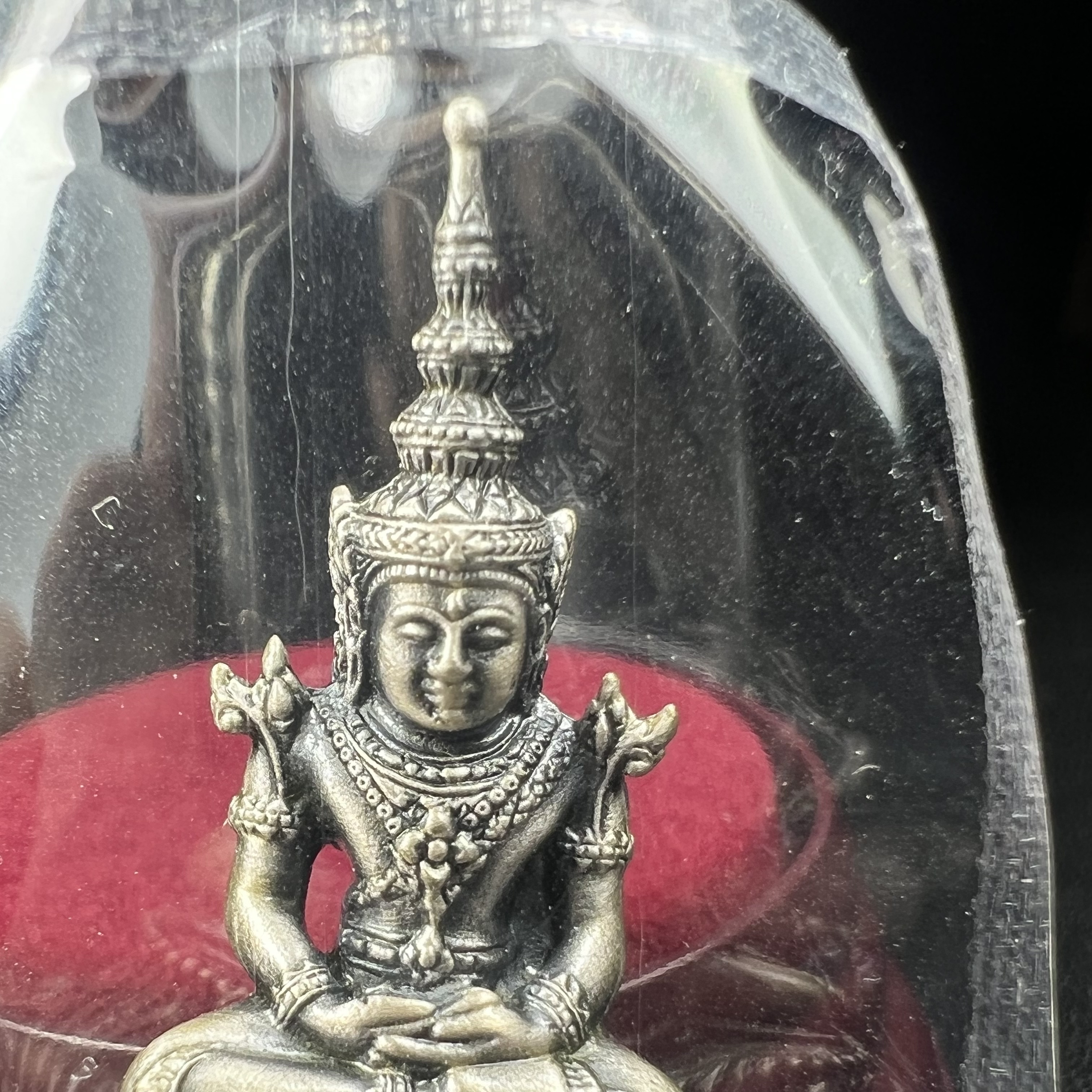 พระแก้วมรกต ภปร.(รุ่นแรก) ปี2545 รุ่นฉลองกรุงรัตนโกสินทร์ครบ 220 ปี พิมพ์ลอยองค์ใหญ่ เนื้ออัลปาก้า ชุบเงินลงดำ ขนาด 19*35 มม. พร้อมครอบตั้งโชว์เดิม องค์พระซีนซองเดิม สวยครบสมบูรณ์