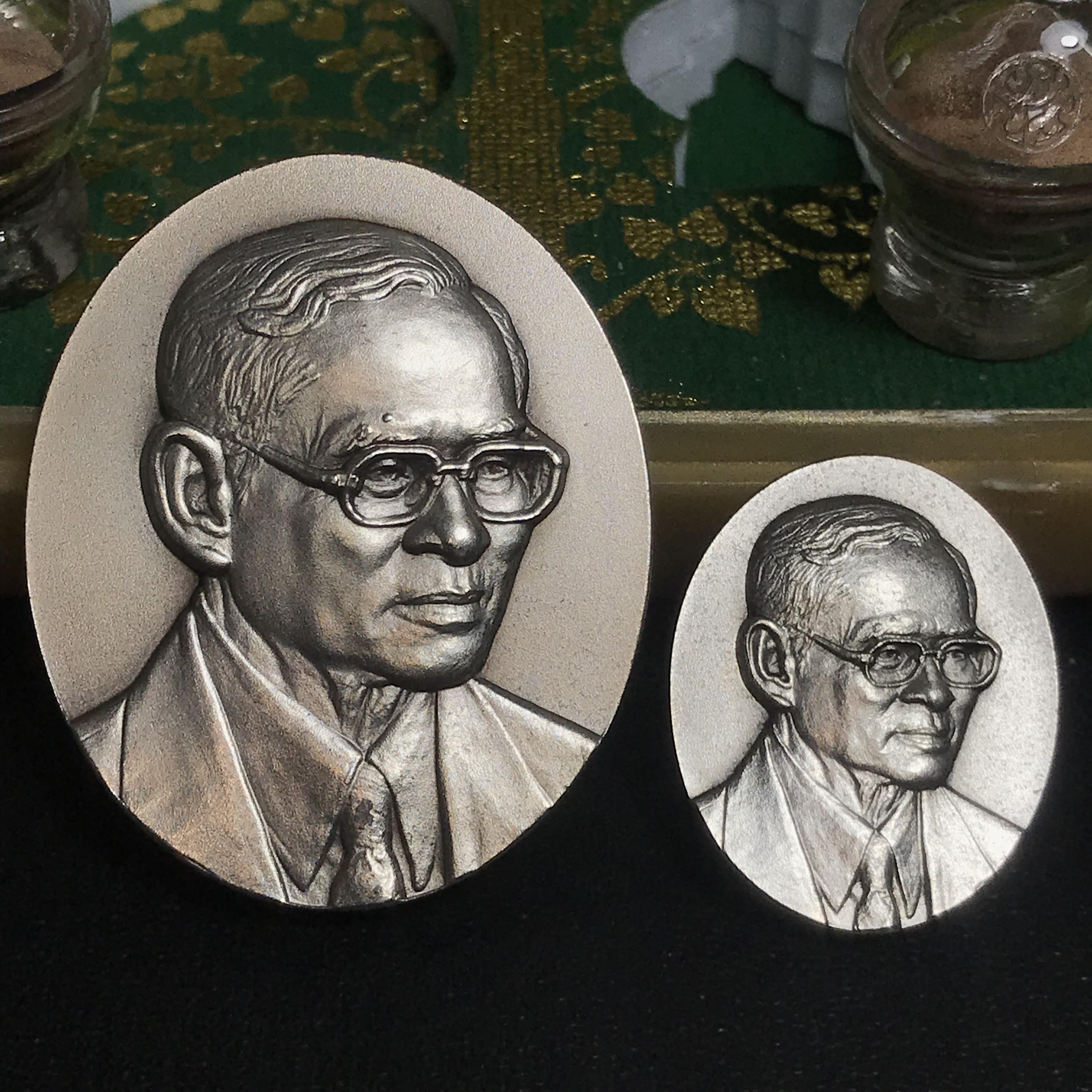 เหรียญพระบรมรูปหล่อพระบาทสมเด็จพระเจ้าอยู่หัว 84 พรรษา เนื้อเงินรมดำขัดวินอล พิมพ์ใหญ่+พิมพ์เล็ก(บรรจุมวลสาร จิตรลดา เส้นเกศาในหลวงรัชกาลที่9 พระราชทาน ลงในใจกลางเหรียญ)