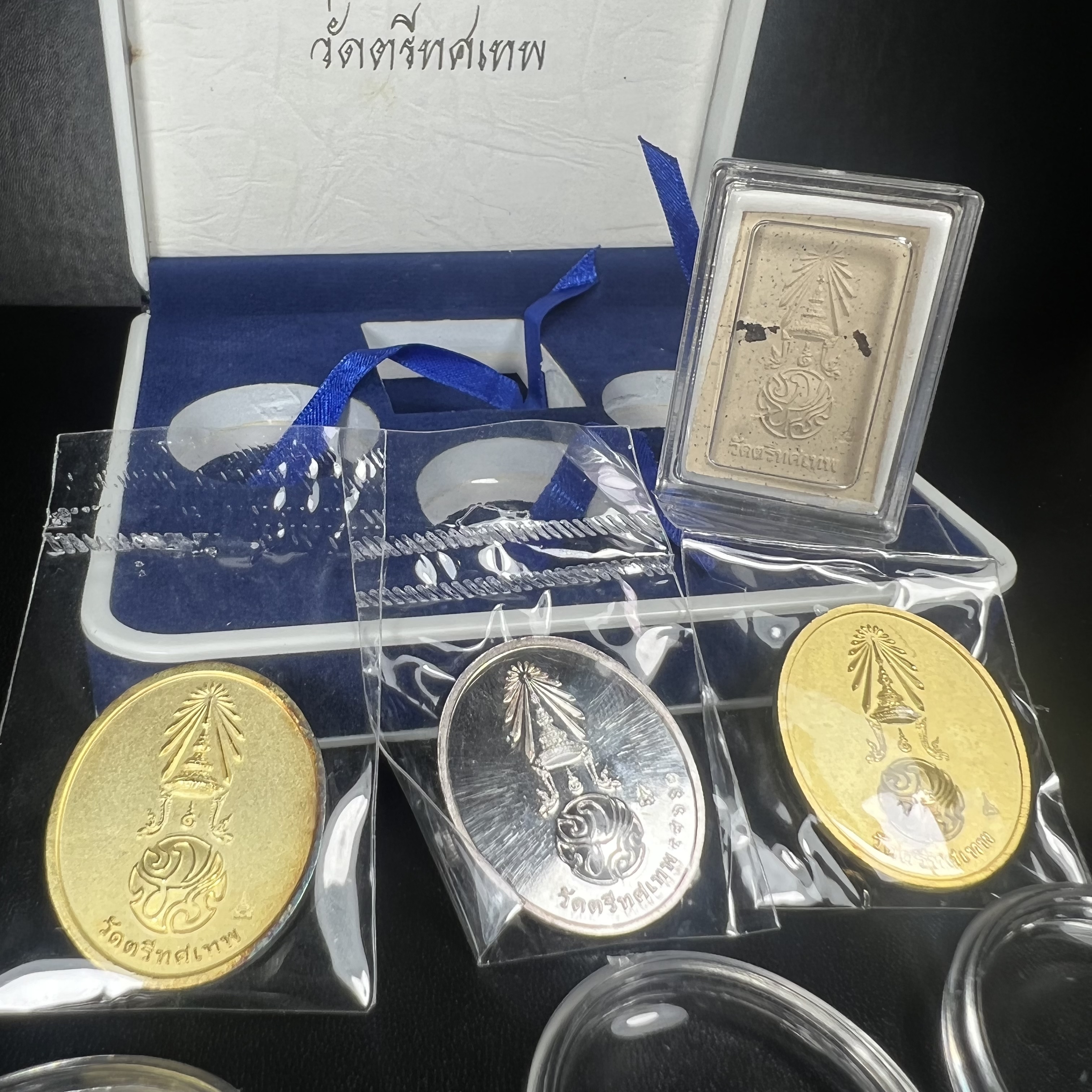 พระพุทธนวราชบพิตร ภปร. ที่ระลึก 7รอบ 84พรรษา รัชกาลที่ 9 วัดตรีทศเทพ จัดสร้าง พ.ศ. 2554 ชุดกรรมการ(หายากสร้าง 1ใน500ชุด)(รวม 4 รายการ)สภาพสวยซีนซองเดิมกล่องบรรจุเดิมครบสมบูรณ์