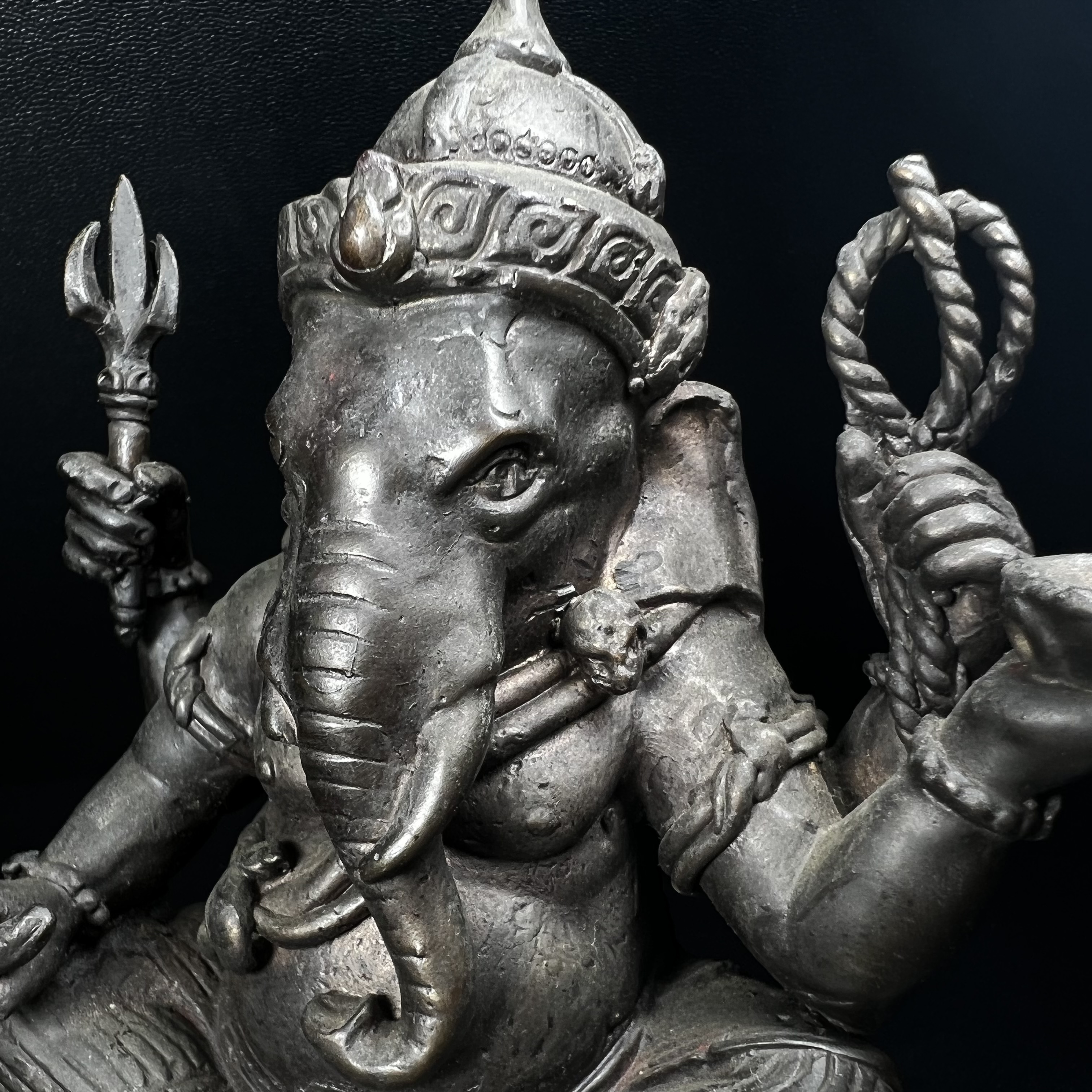 พระพิฆเนศ กรมศิลปากร ปี2547 ขนาดบูชาหน้าตัก 3 นิ้ว โลหะผสมเนื้อดี มีโค๊ดหมายเลขกำกับNo.821 (1 ใน 5000 องค์)รุ่นยอดนิยมหายาก