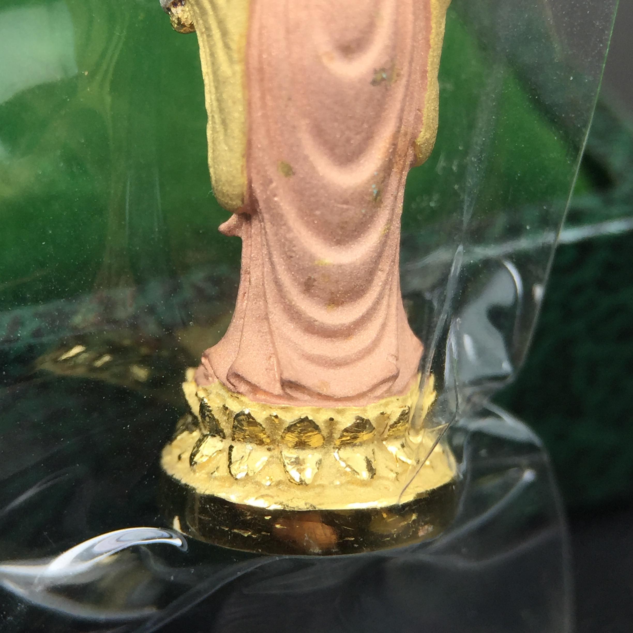 พระโพธิสัตว์อวโลกิเตศวร(เจ้าแม่กวนอิม)รุ่นฉลองปีกาญจนาภิเษก ปี2540 เนื้อเงินบริสุทธิ์ 99.9%(ชุบ3กษัตริย์) เทศบาลนครหาดใหญ่จัดสร้างถวายเฉลิมพระเกียรติพระบาทสมเด็จพระเจ้าอยู่หัวทรงครองสิริราชสมบัติครบ 50 ปี(สภาพซีนซองเดิมกล่องบรรจุการ์ดใบรับรองเดิมครบ)หายาก