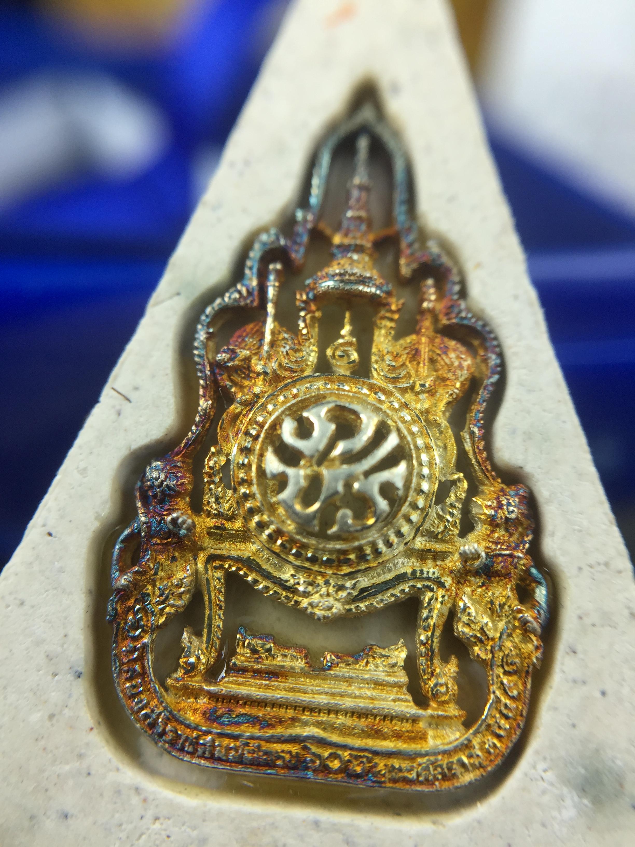 พระแก้วมรกต(จำลอง)ทรงเครื่องฤดูร้อน พระผงบูชา ด้านหน้าปิดทอง ด้านหลังตราฉลองสิริราชสมบัติครบ 60ปี เนื้อเงินขึ้นสีรุ้งธรรมชาติสร้างสรรค์งดงาม(รุ่นนี้ได้พระราชทานเส้นพระเจ้า(เส้นผม)รัชกาลที่9ในการจัดสร้าง)***องค์นี้พิเศษมองเห็นเส้นผมติดอยู่ด้านหลังชัดเจน***