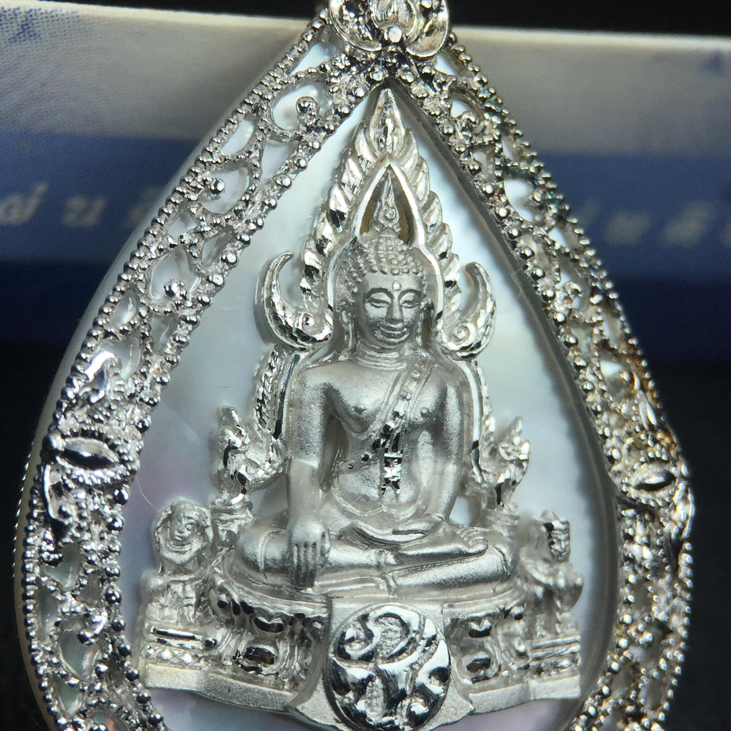 เหรียญพระพุทธชินราช ภปร. โครงการ เพราะแผ่นดินนี้คือแผ่นดินเกิด ปี 2551 รูปหยดน้ำ เนื้อเงินชุบทองคำขาว(ล้อมด้วยกรอบเงินชุบทองคำขาวสลักเสลาเป็นลวดลายละเอียดอ่อน ส่วนพื้นองค์พระเป็นเปลือกหอยมุขสวยงดงาม )(ขนาด 21 x 29 มม.) (สวยงามหายาก)1ใน5000องค์