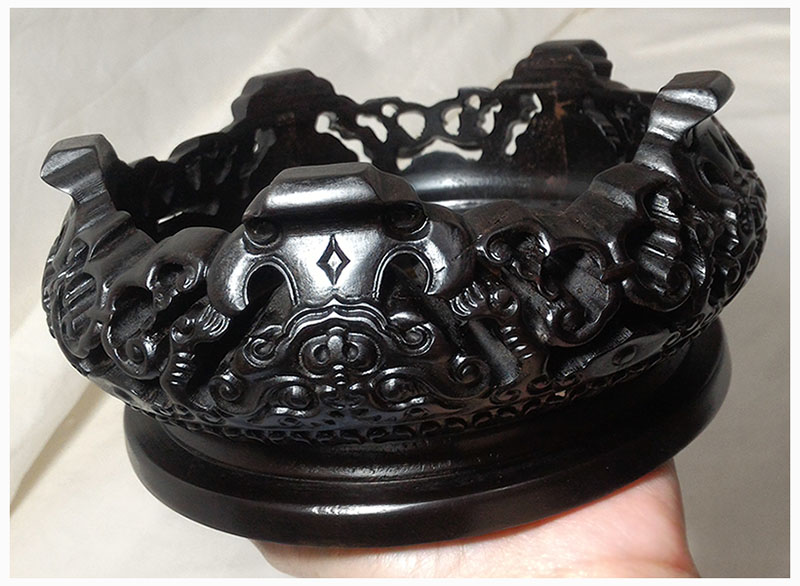 กี๋หรือฐานไม้สไตล์จีน ลายหน้าสิงห์ ท๊อป14cm