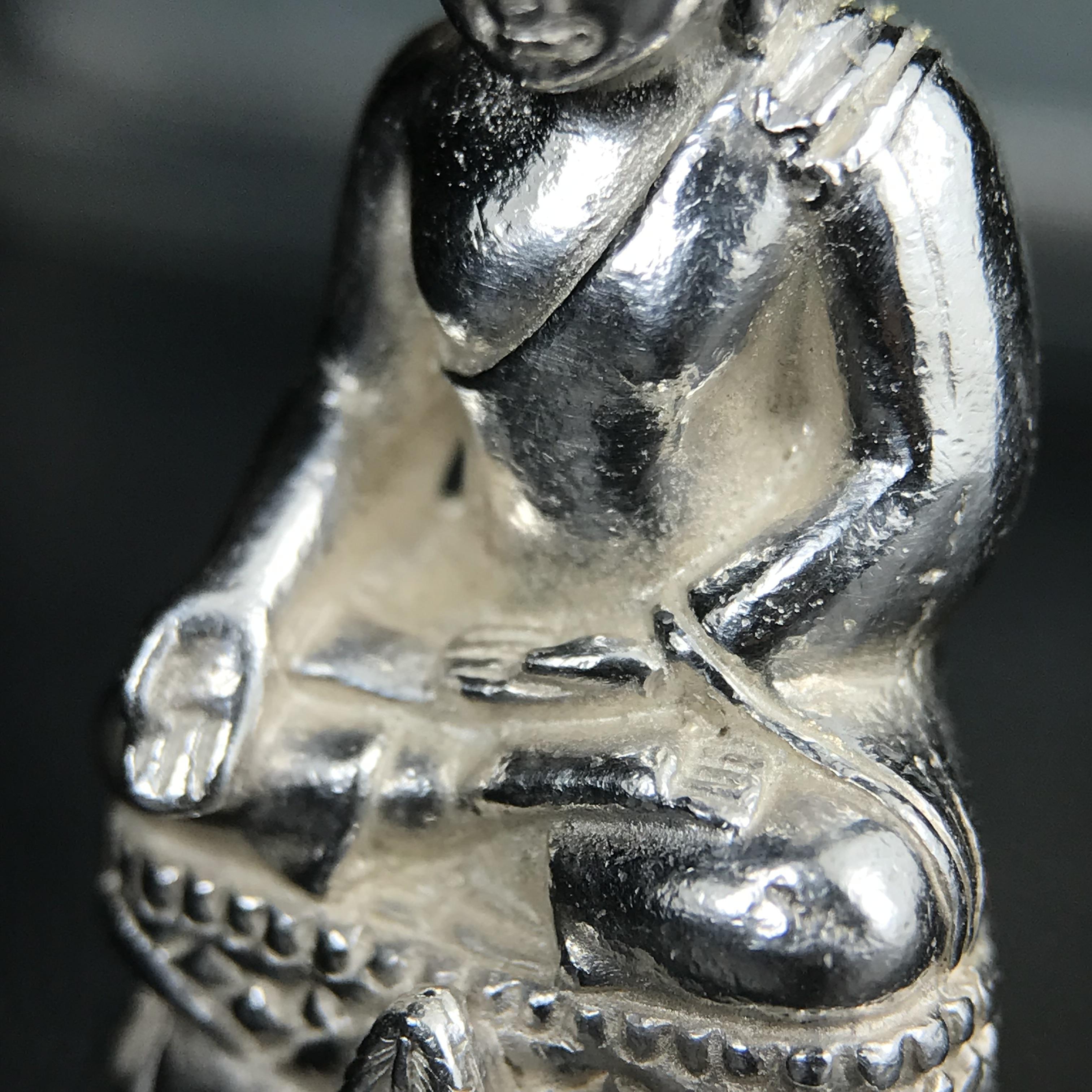 พระกริ่งไพรีพินาศ รุ่น ภปร. ราชวิทยาลัย ปี 2535 เนื้อเงิน(สภาพผิวขาวสวยใส)(ตอกโค้ดพระนามย่อ ญสส ใต้เศวตรฉัตร และ พระปรมาภิไธยย่อ ภปร.) ปลุกเสกโดยหลวงพ่อเปิ่น วัดบางพระและสมเด็จพระญาณสังวร สมเด็จพระสังฆราช วัดบวรนิเวศวิหาร(1 ใน 2535 องค์)