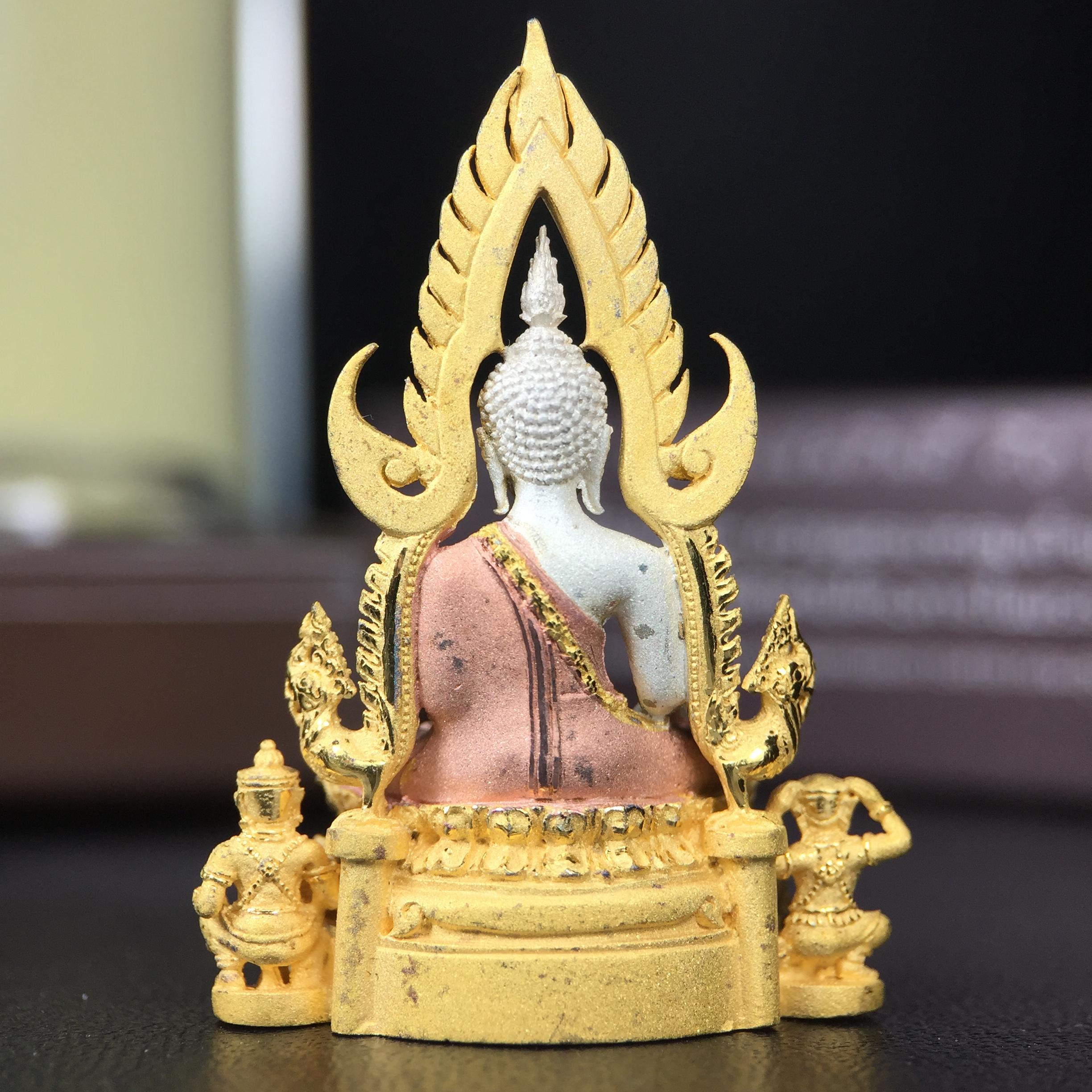 พระพุทธชินราช ภปร. โครงการ "เพราะแผ่นดินนี้ คือ แผ่นดินเกิด" ปี2548(รุ่นแรก) ลอยองค์ หน้าตัก 1/2 นิ้ว เนื้อเงินสามกษัตริย์ พุทธศิลป์งดงามทรงคุณค่า รุ่นยอดนิยม