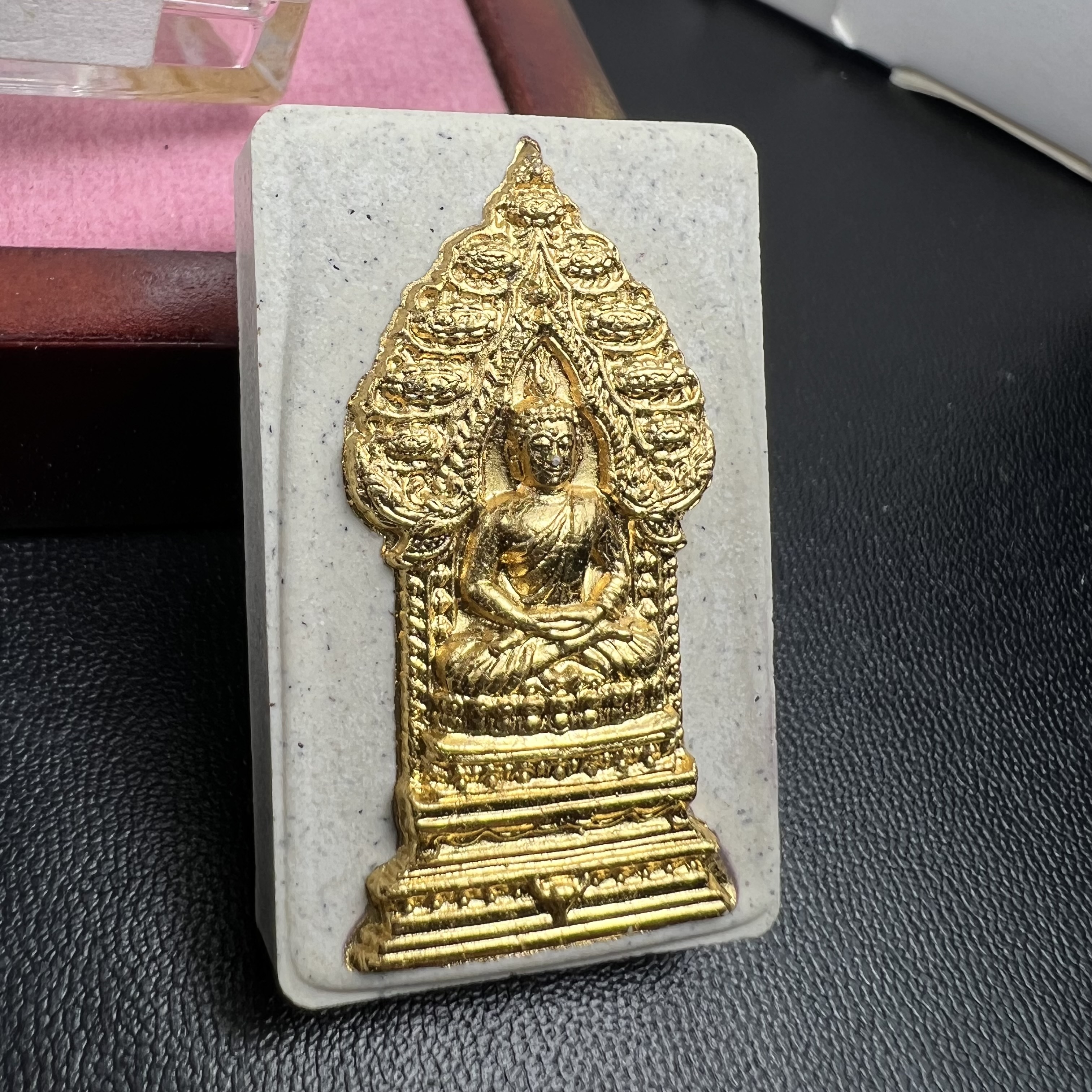 พระนิรันตรายสองกษัตริย์ มหาพุทธานุภาพแห่งแผ่นดิน ปี2552 "พระผู้ปกป้องคุ้มครองจากภัยอันตรายทั้งปวง" พระผงพิมพ์สมเด็จหน้าปัดทอง สีครีมด้านหลังฝังนวโลหะชุบนาก เชิญอักษรพระปรมาภิไธยสองกษัตริย์(จปร.และ วปร.) พร้อมกล่องบรรจุเดิมครบชุด