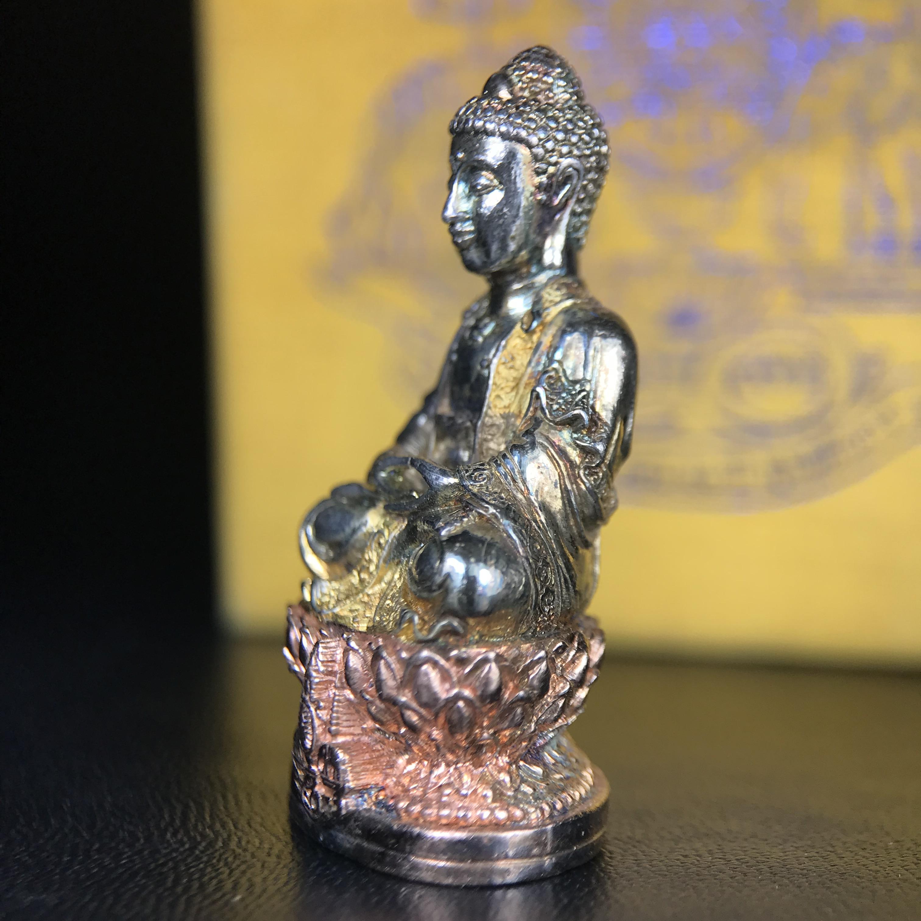 พระกริ่งจีน "ต้าเยิ่นถะ" ชุดกาญจนาภิเษกครองราชย์ 50 ปี วัดบวรนิเวศวิหาร ปี 2538 เนื้อเงินสามกษัตริย์ 99.99% สูง 3.8 ซม. (สภาพผิวสวยเดิมติดรุ้งๆ พิธีใหญ่ พุทธศิลป์งดงาม) สภาพสวยเดิมพร้อมกล่องบรรจุเดิม ***ตอกโค๊ดหมายเลข ๖๒๖๒***