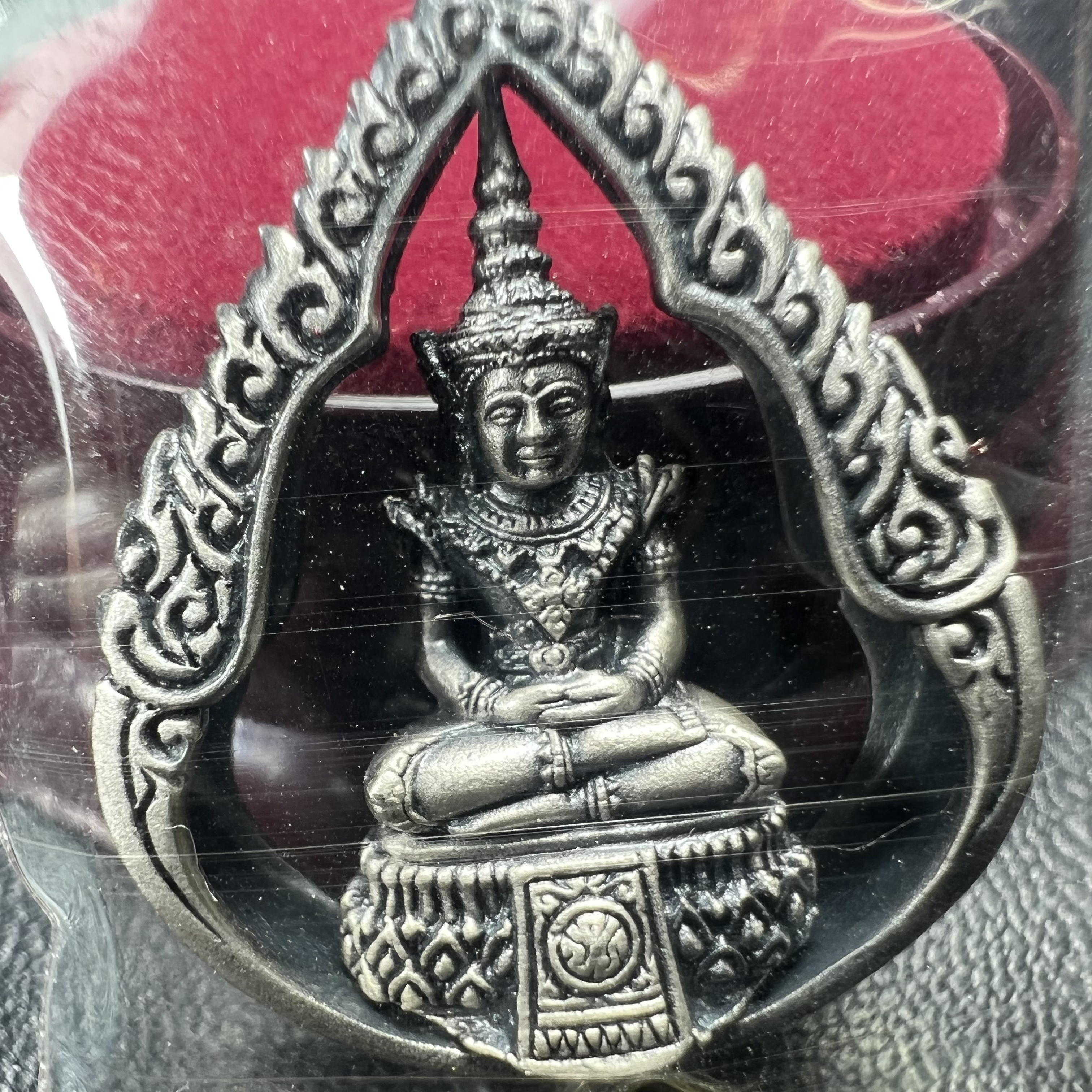 พระแก้วมรกต ภปร.(รุ่นแรก) ปี2545 รุ่นฉลองกรุงรัตนโกสินทร์ครบ 220 ปี พิมพ์ลอยองค์ทรงหยดน้ำ เนื้ออัลปาก้า ชุบเงินลงดำ ขนาด 18*27 มม. พร้อมครอบตั้งโชว์เดิม องค์พระซีนซองเดิม สวยครบสมบูรณ์