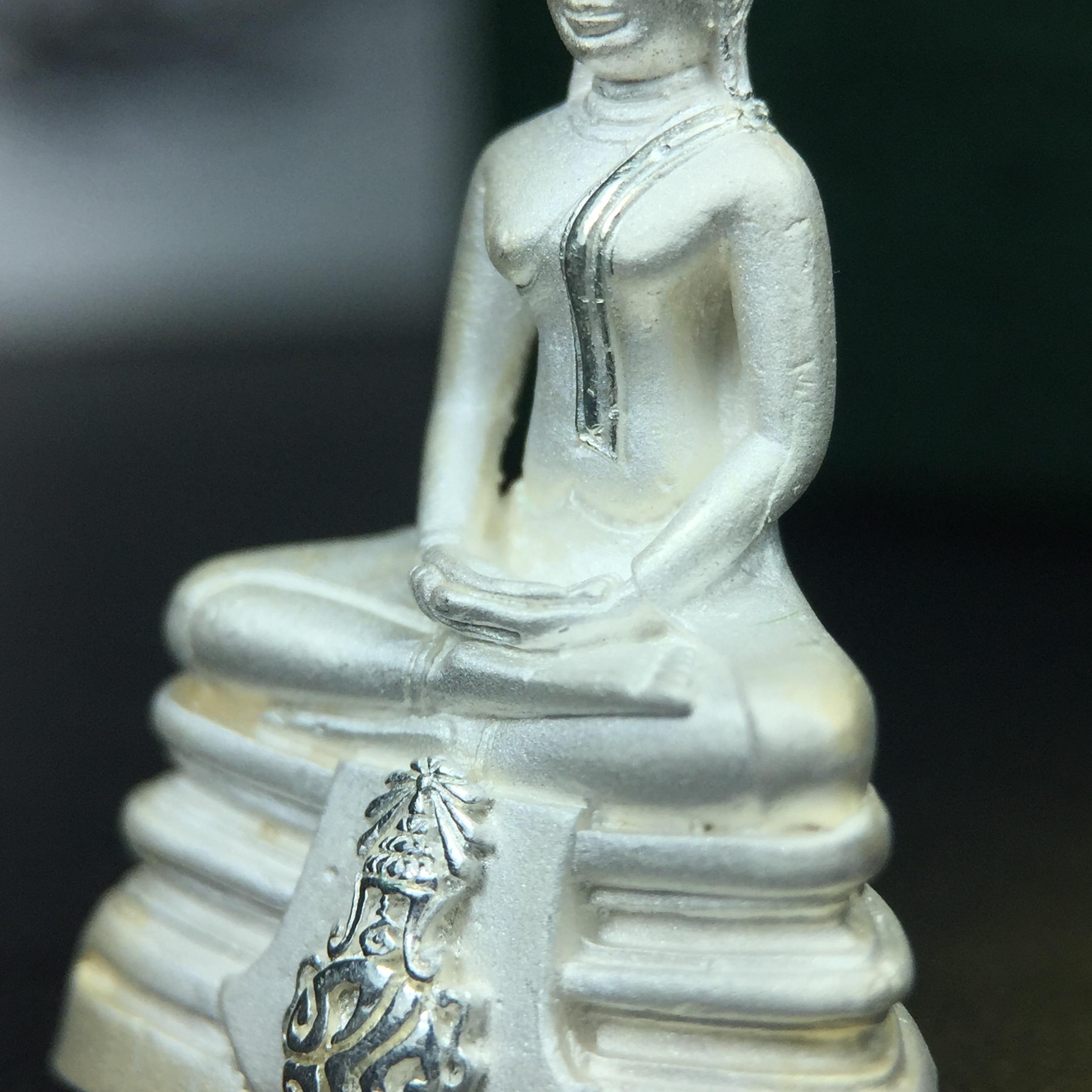 พระพุทธโสธร ภปร. รุ่นย้อนยุค สร้างพระอุโบสถ สมาคมชาวฉะเชิงเทรา จัดสร้าง ปี 2539 วโรกาสครองสิริราชสมบัติครบ 50 ปี เนื้อเงินทรายนวลขัดเงาบางส่วน พร้อมกล่องบรรจุและใบรับรองเดิม