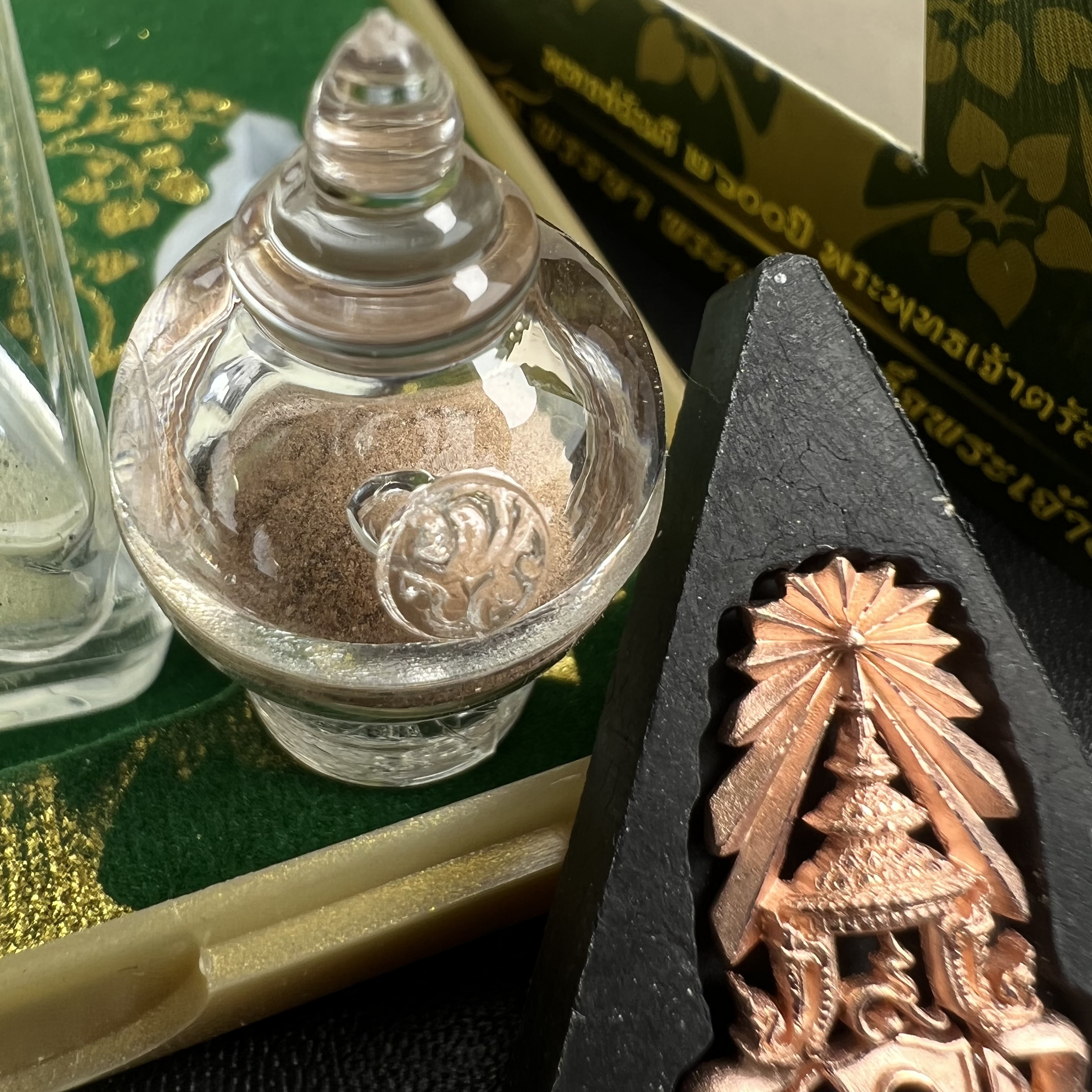 พระพุทธชินราช(จำลอง)ภปร. 84พรรษา เนื้อผงปิดทองด้านหน้า หลัง ภ.ป.ร. ทองแดง(พระราชทานมวลสาร จิตรลดาและเส้นพระเจ้า ร.9(เส้นผม))