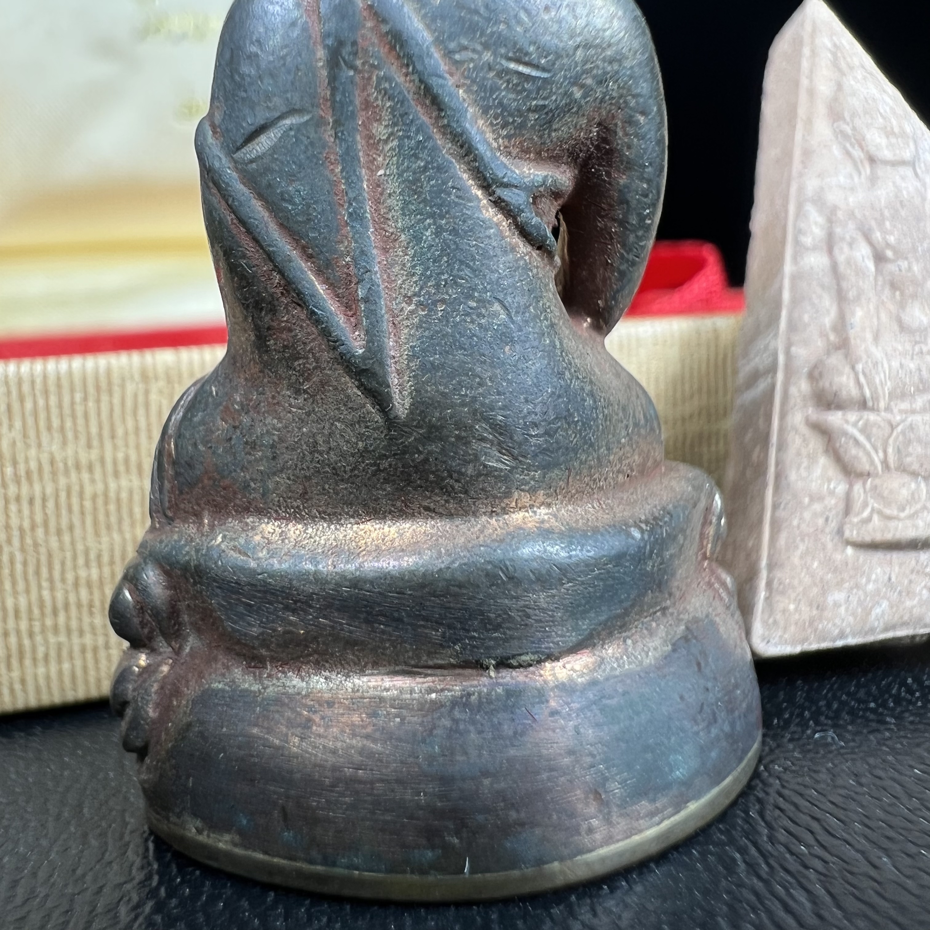 พระกริ่งเจริญโภคทรัพย์ พระพิมพ์จิตรลดา ที่ระลึกโครงการหลวง ปี 2539 ฉลองครองราชสมบัติครบ 50 ปี รัชกาลที่ 9 ตรากาญจนาภิเษกทองคำ(เนื้อทองคำแท้)(ชุดกรรมการหายาก)(1ใน1999ชุด)